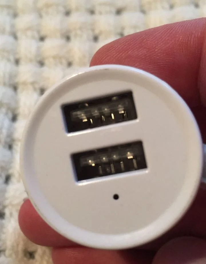 Автомобильное зарядное устройство с 2 USB-портами - миниатюра 2