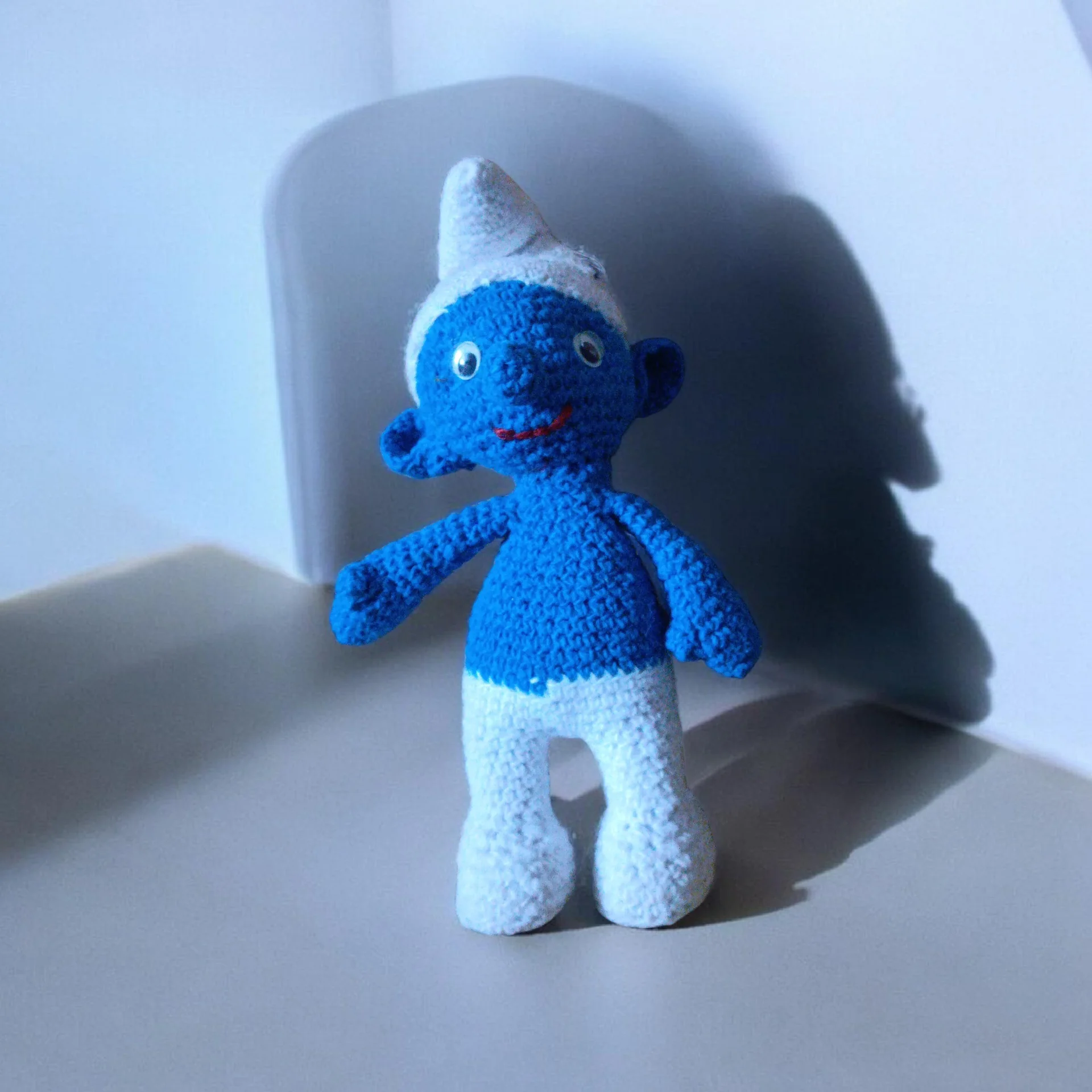 Вязаная игрушка "Смурфик". - изображение 1