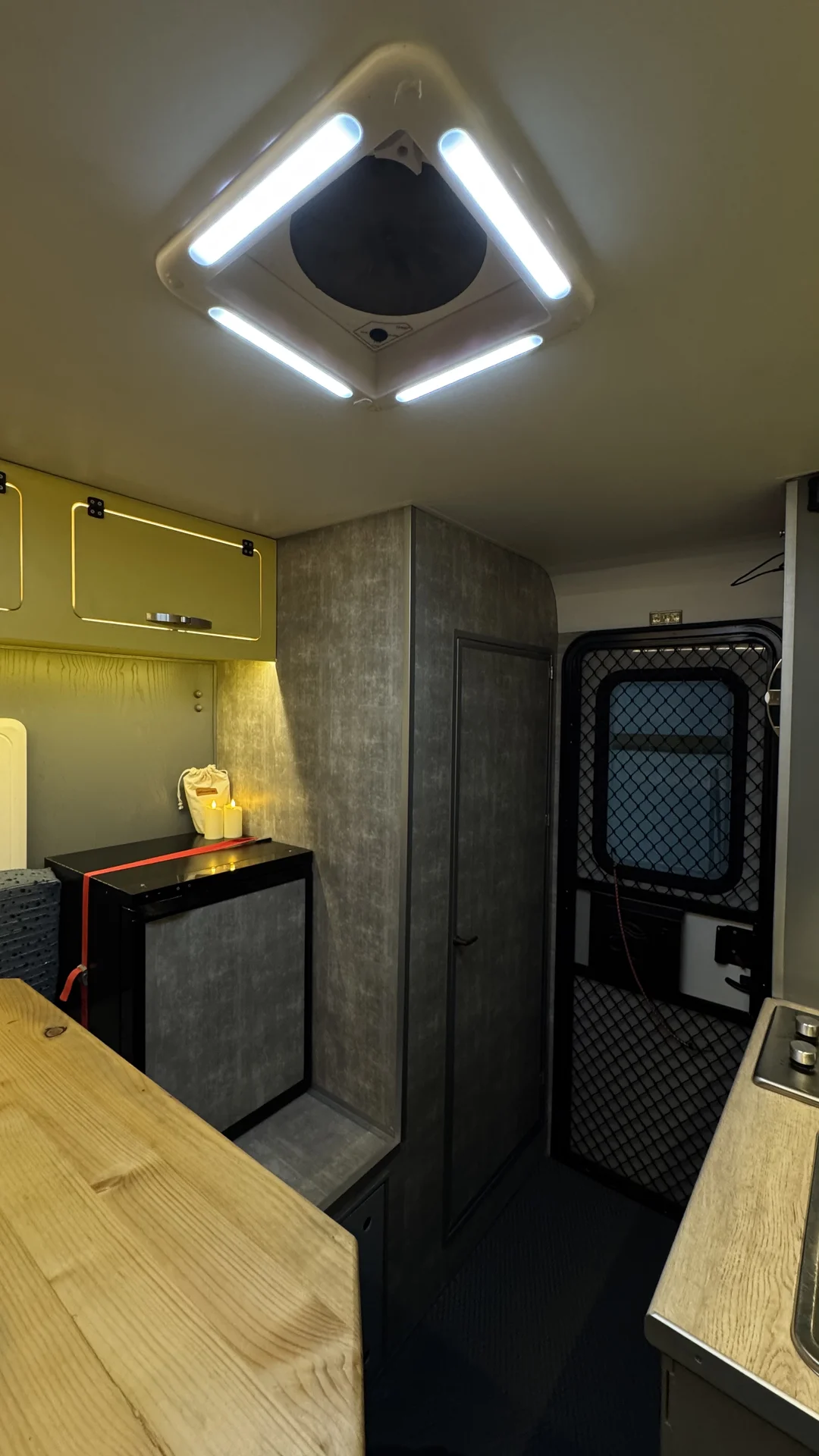 Жилой модуль на пикап Piligrim Camper 370L - миниатюра 3