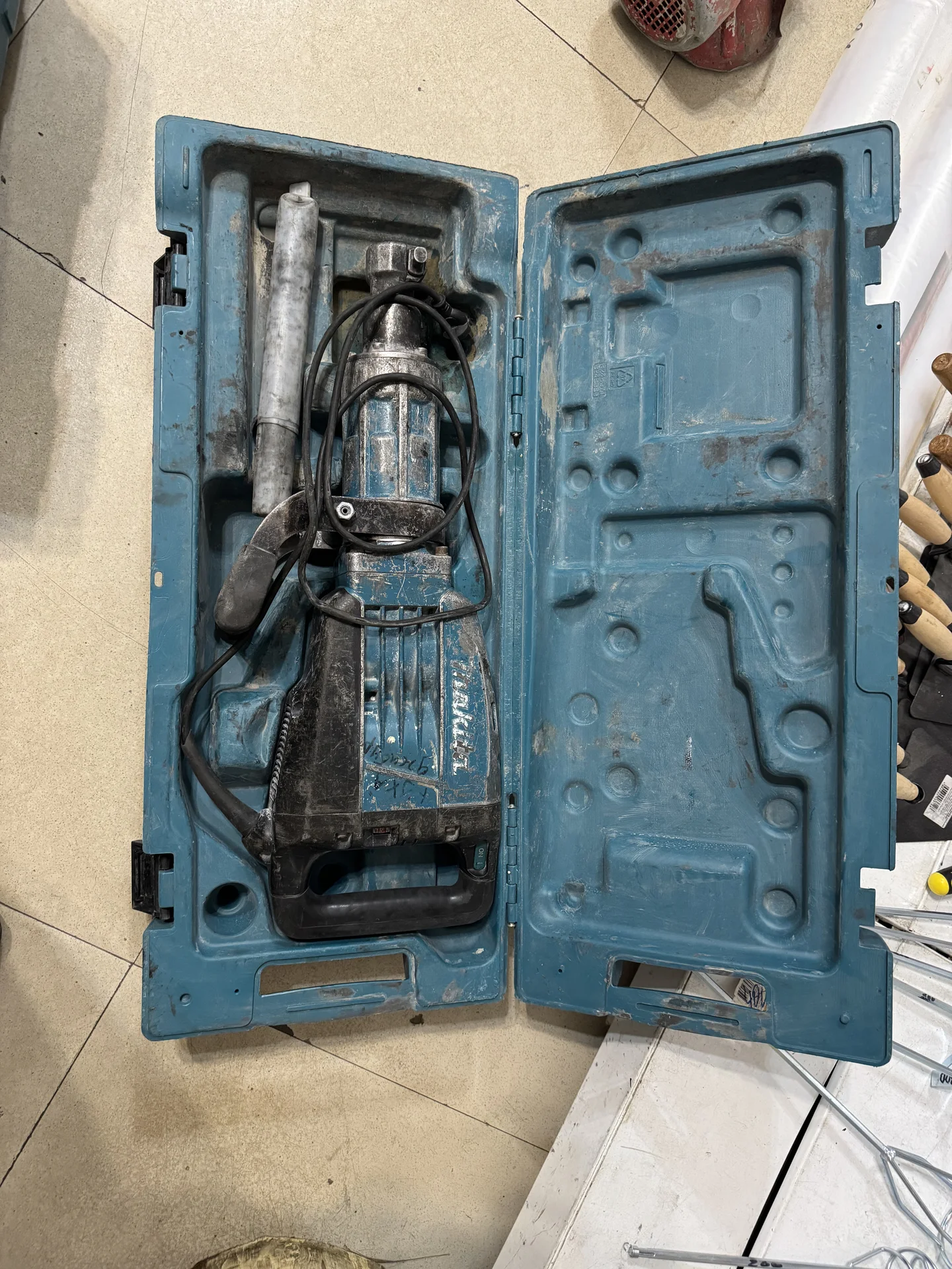 Отбойный молоток Makita - изображение 1