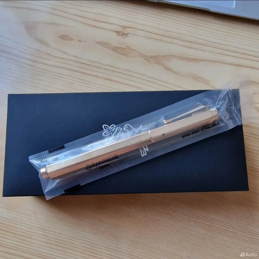 Золотистая Перьевая ручка Caran d’Ache Ecridor Chevron - миниатюра 2