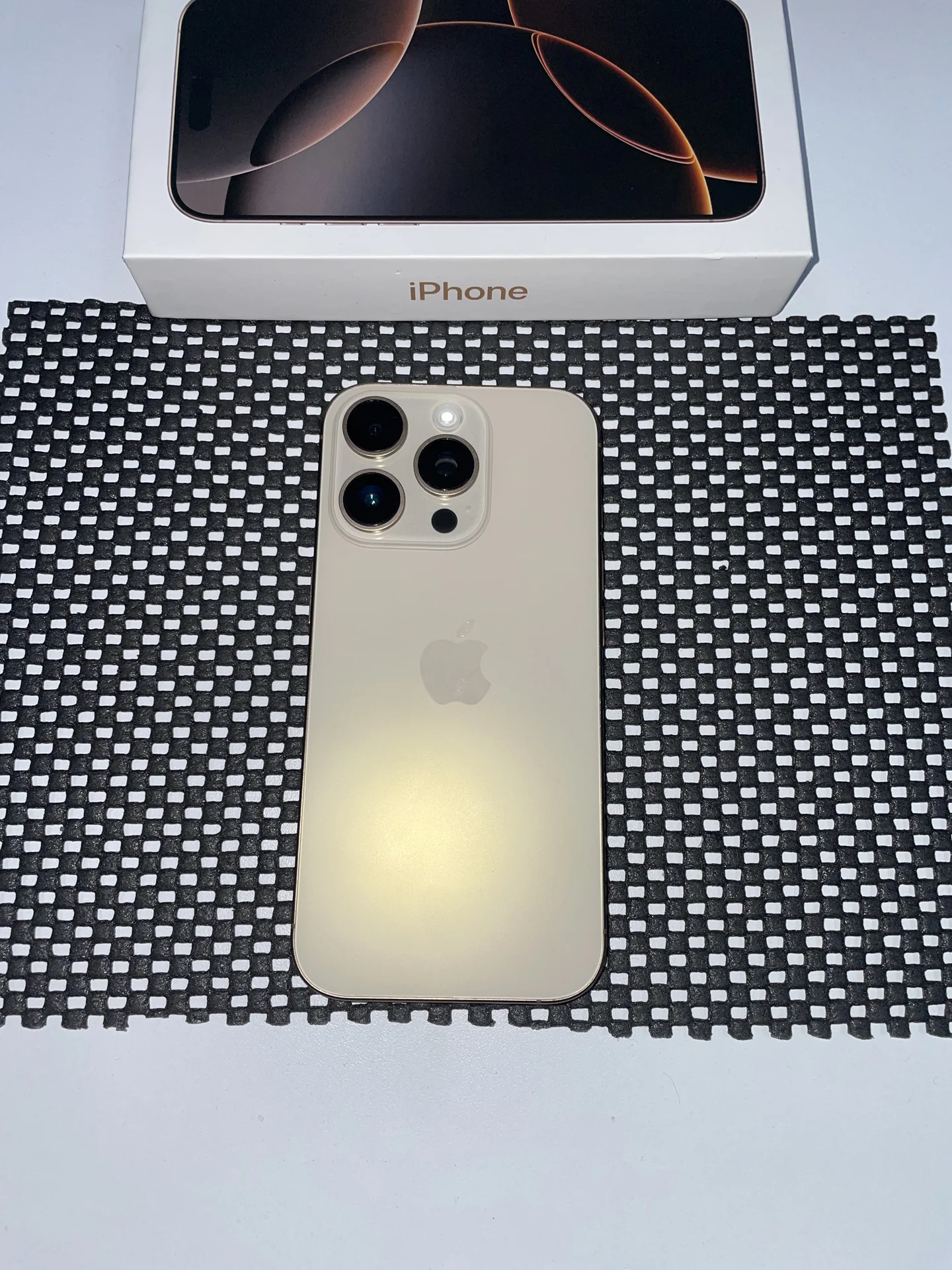 iPhone 16 Pro Desert Titanium 1tb - изображение 1