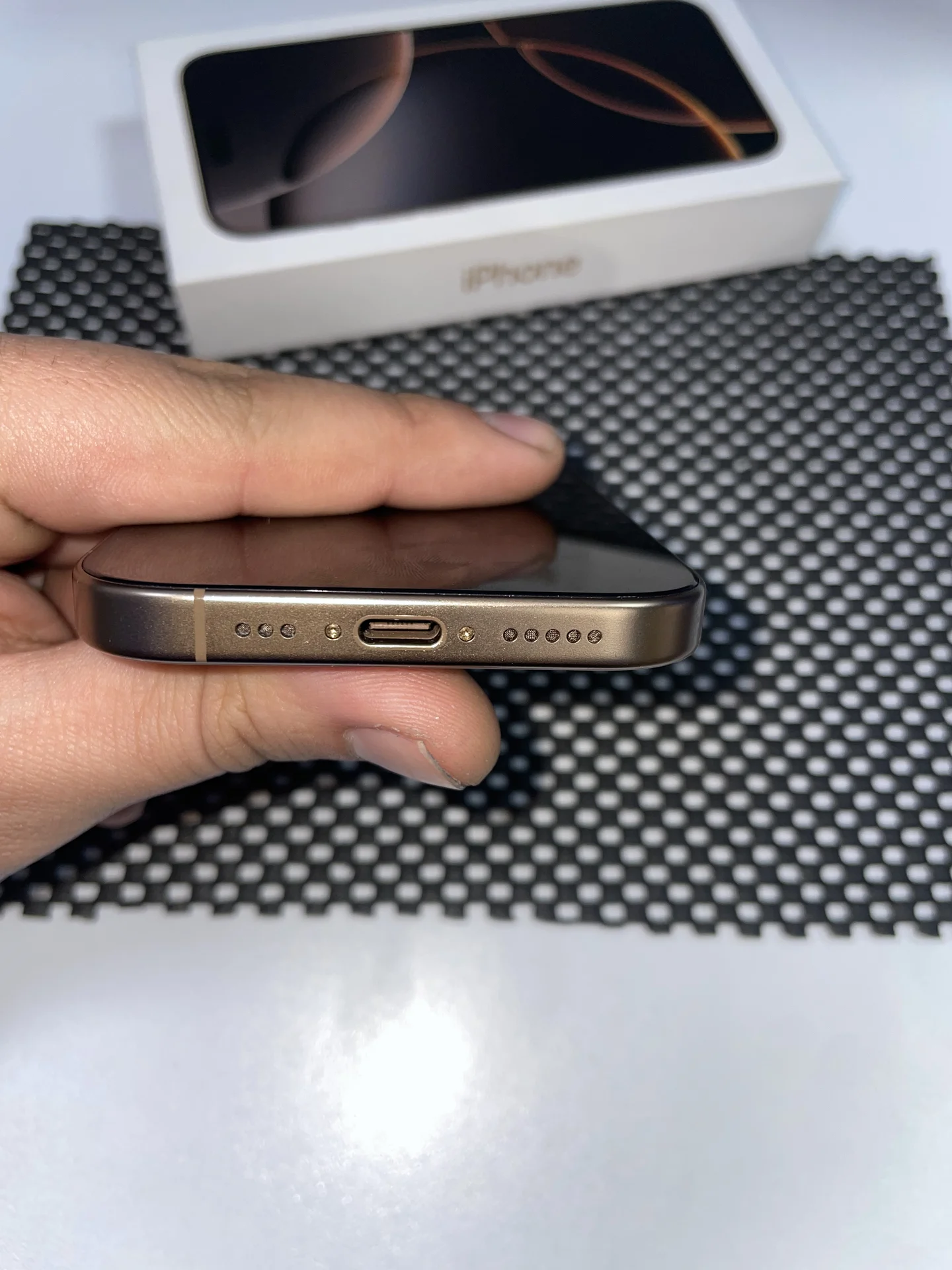 iPhone 16 Pro Desert Titanium 1tb - миниатюра 3
