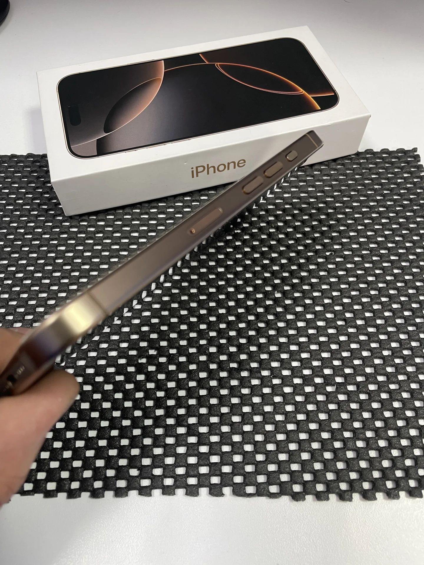 iPhone 16 Pro Desert Titanium 1tb - миниатюра 4