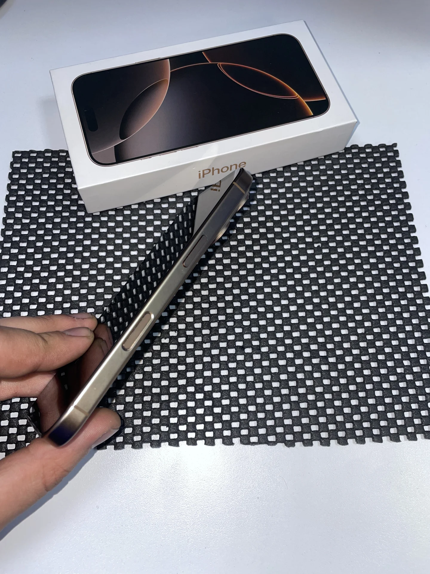 iPhone 16 Pro Desert Titanium 1tb - миниатюра 5