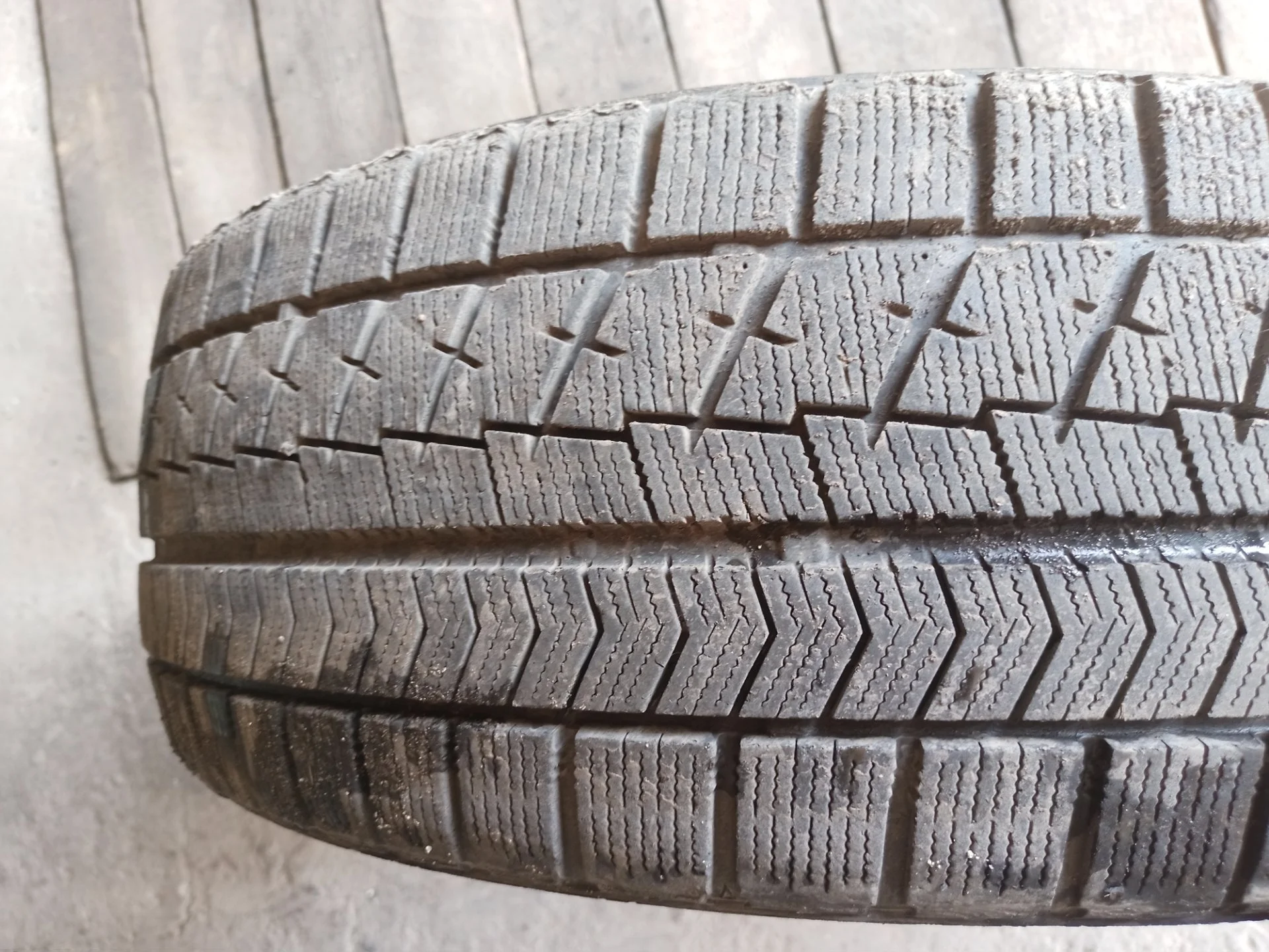 Продам резину 225/45 R 18 Bridgestone Blizzak VRX 1шт - изображение 1