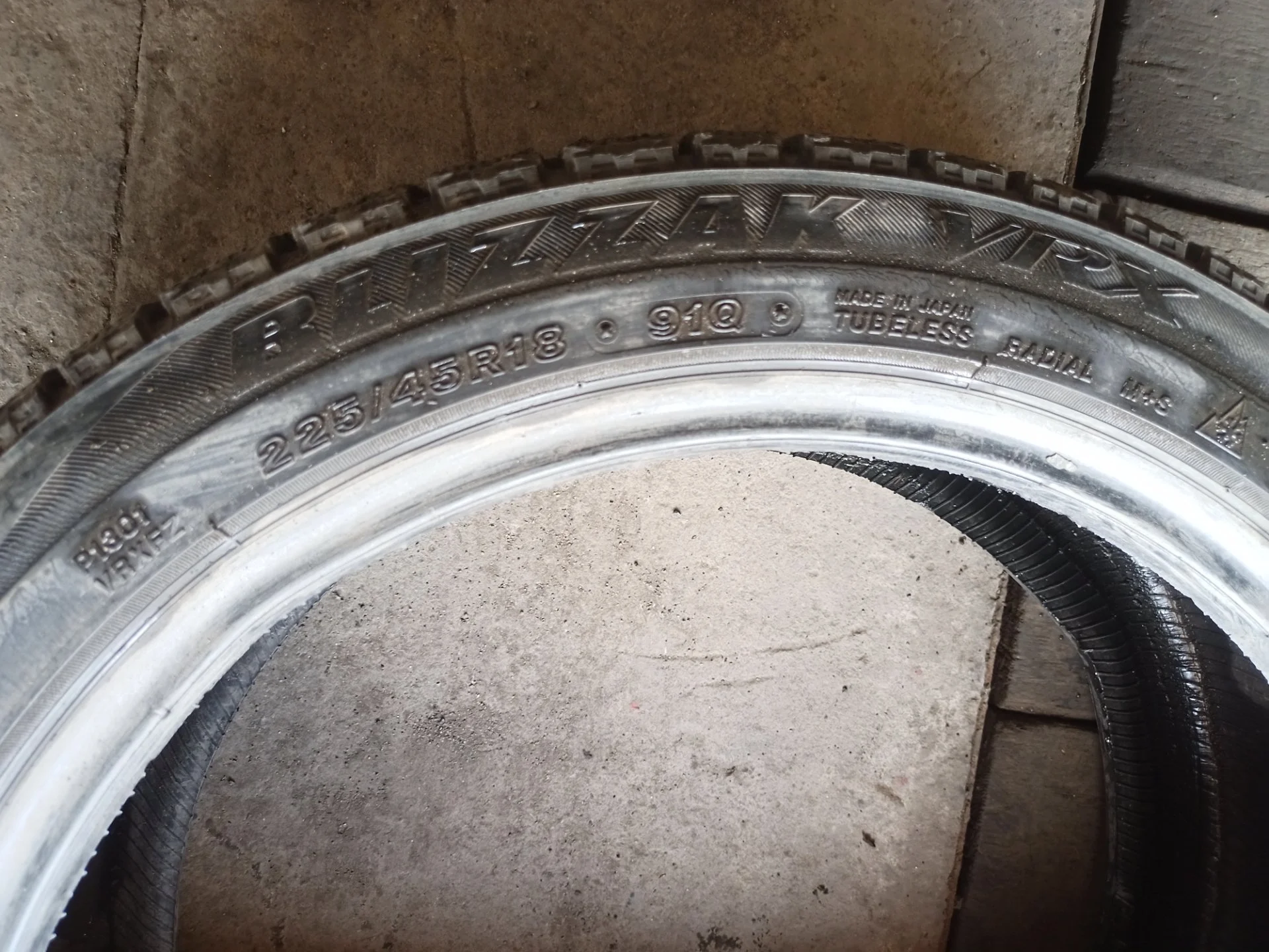 Продам резину 225/45 R 18 Bridgestone Blizzak VRX 1шт - миниатюра 5