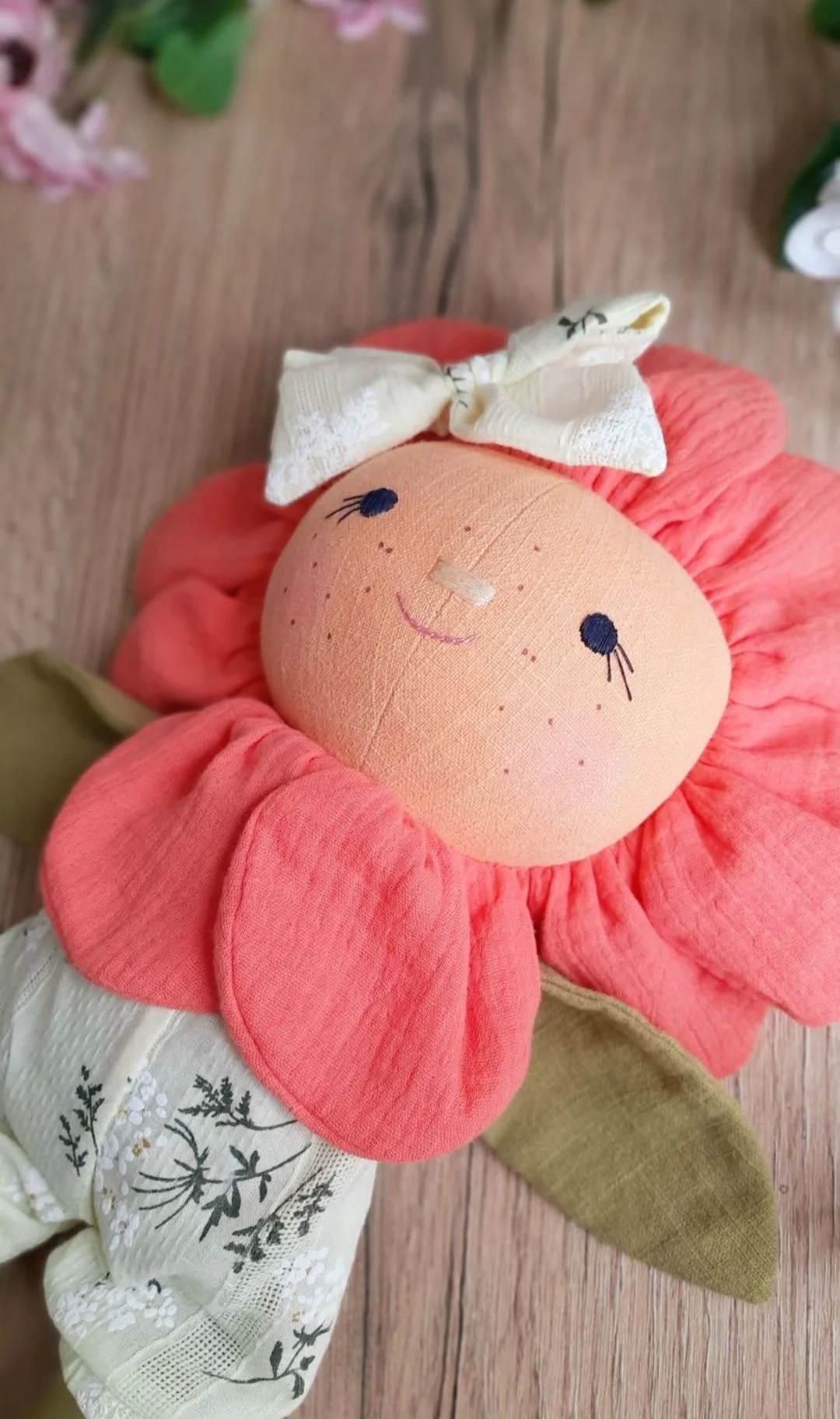 Цветок розовы с одеждой+лист-кроватка мягкая кукла - миниатюра 2