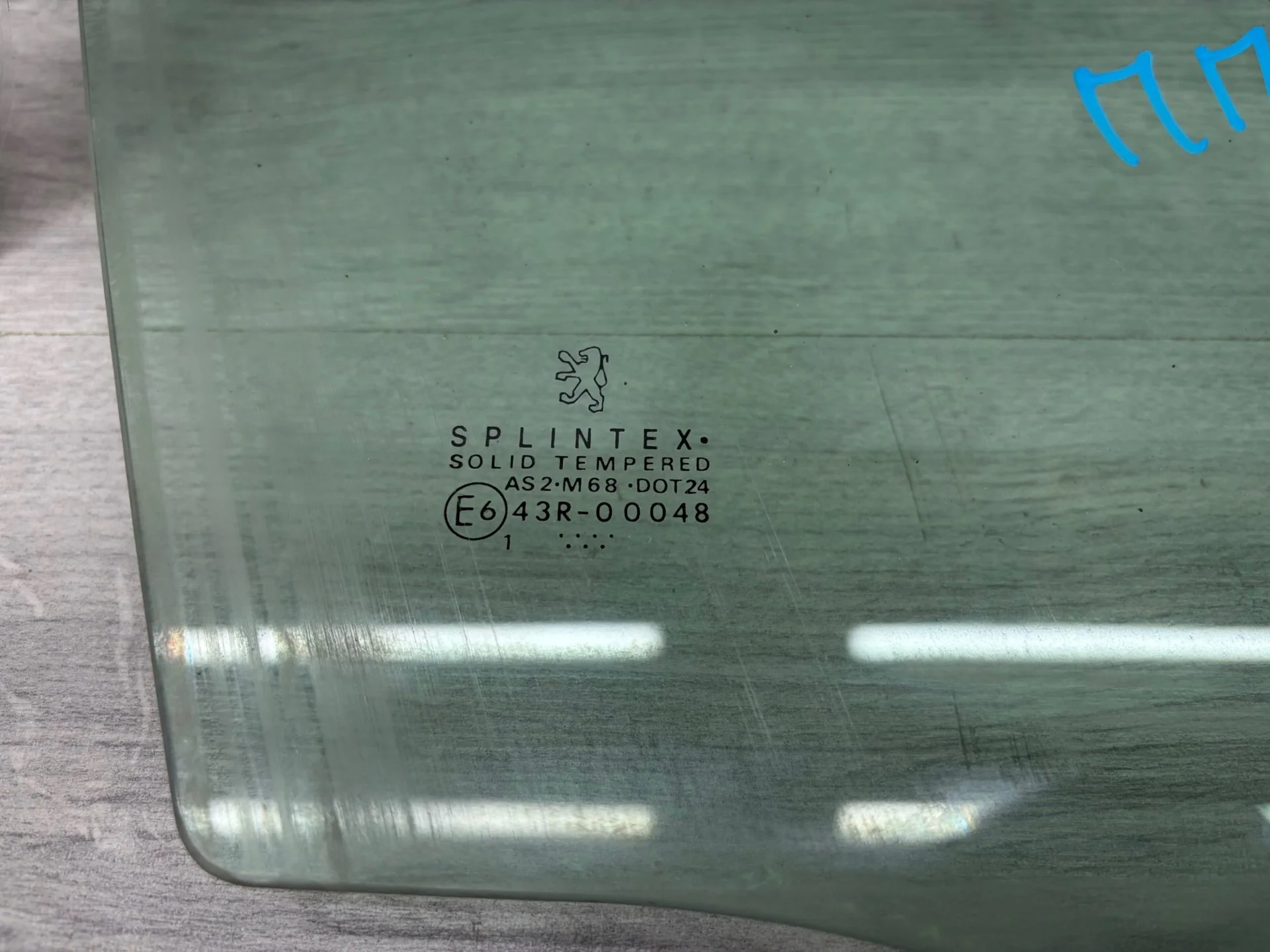 Стекло двери переднее правое Peugeot 307 - миниатюра 2