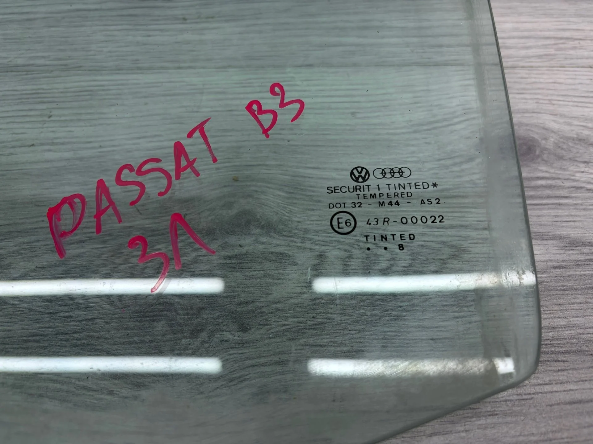 Стекло заднее левое Passat B3 - миниатюра 2