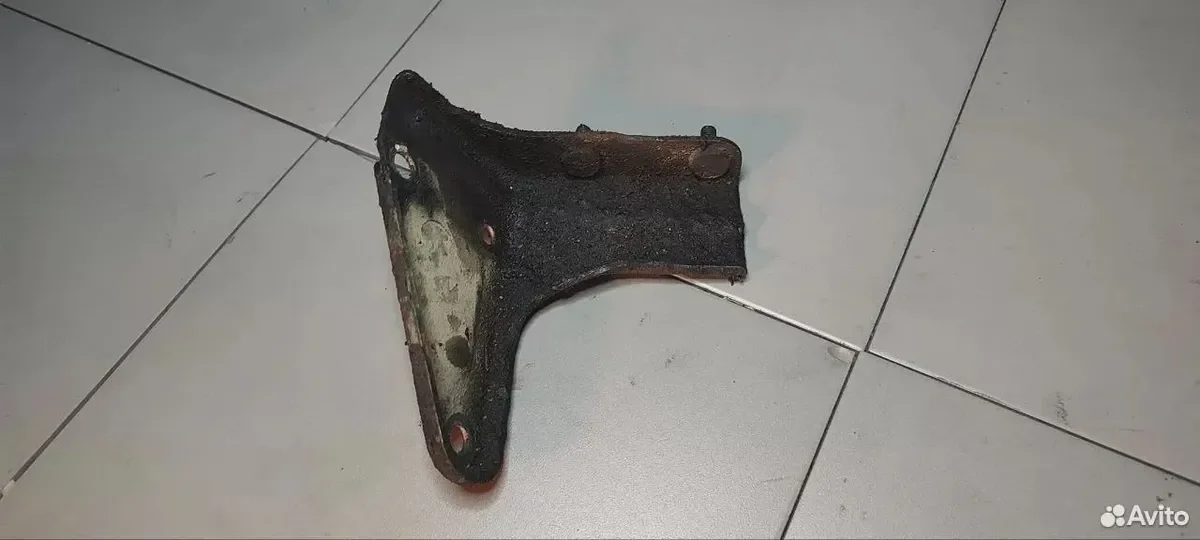 Кронштейн правого привода Мазда мпв LW5W GY - изображение 1
