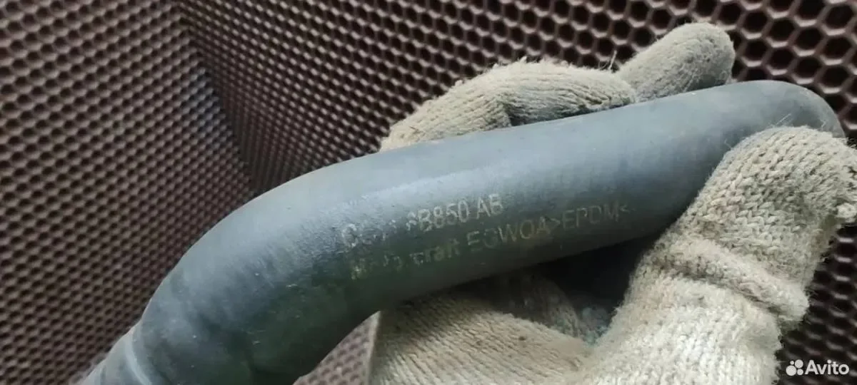 Ford 1814737 Патрубок от помпа маслянного охладите - миниатюра 2
