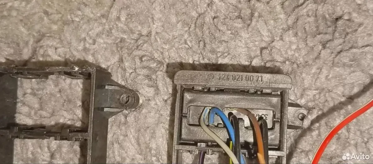 Крепление кнопок Mercedes-Benz E280 W124 104.942 - миниатюра 2
