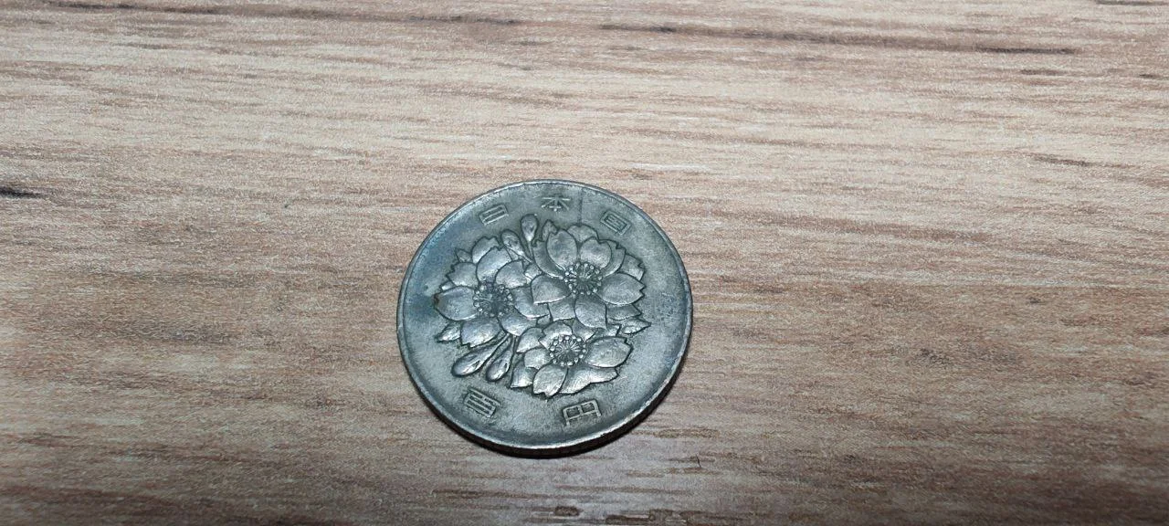 Монета. Япония. 100 йен 1980 год (55-й год эры Сёва) - миниатюра 2