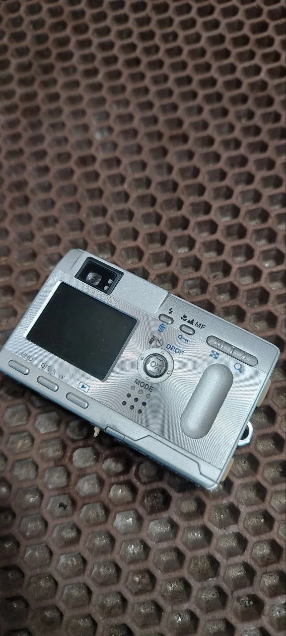 Винтажный цифровой фотоаппарат Pentax Optio S - миниатюра 2