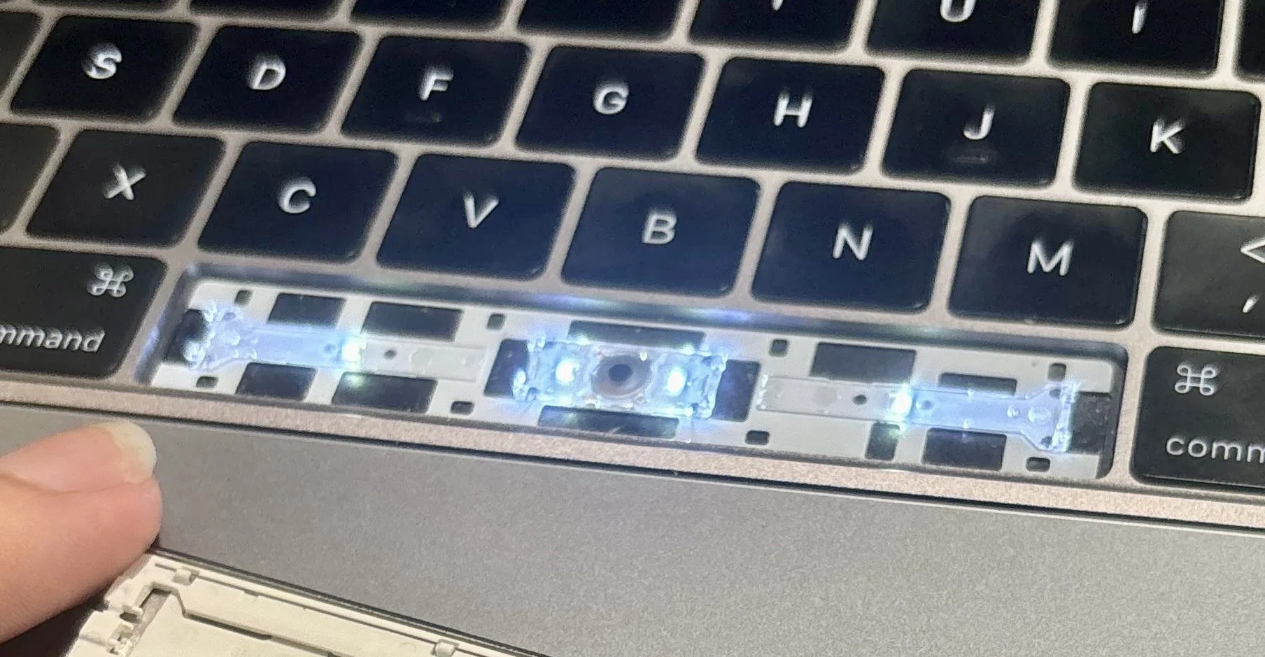 Держатель, база кнопки пробел MacBook Air Pro - миниатюра 2