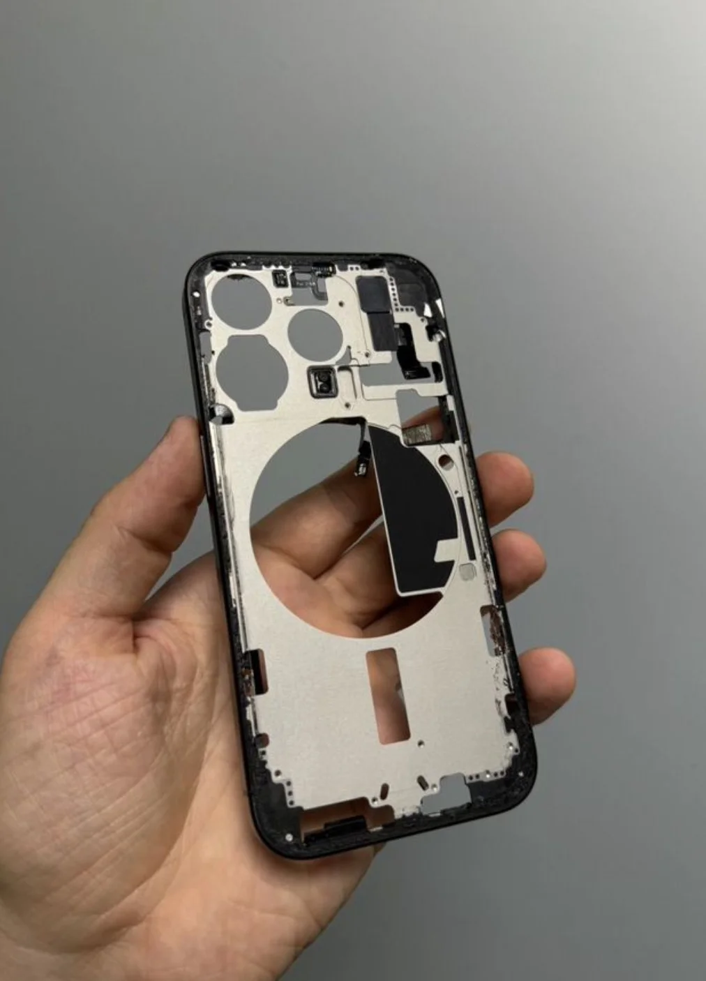 Корпус с нюансом iPhone 15 Pro Titanium и шлейфы