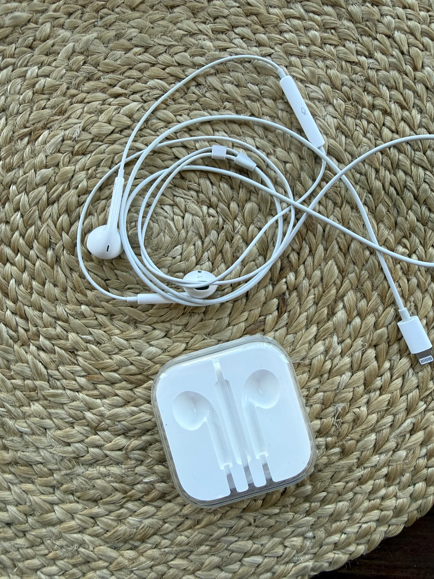 Проводные наушники Apple lightning б/у - миниатюра 2