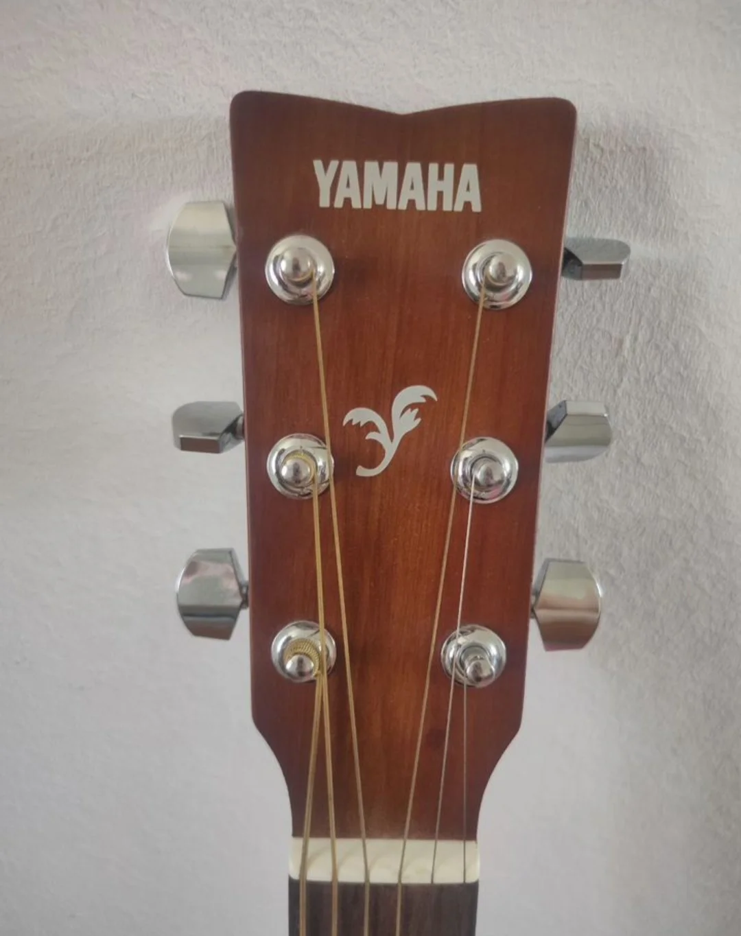 Акустическая гитара Yamaha - миниатюра 3
