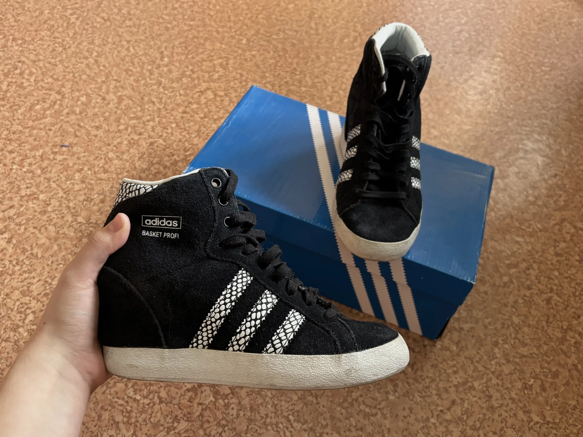 Кроссовки сникерсы на танкетке adidas - изображение 1