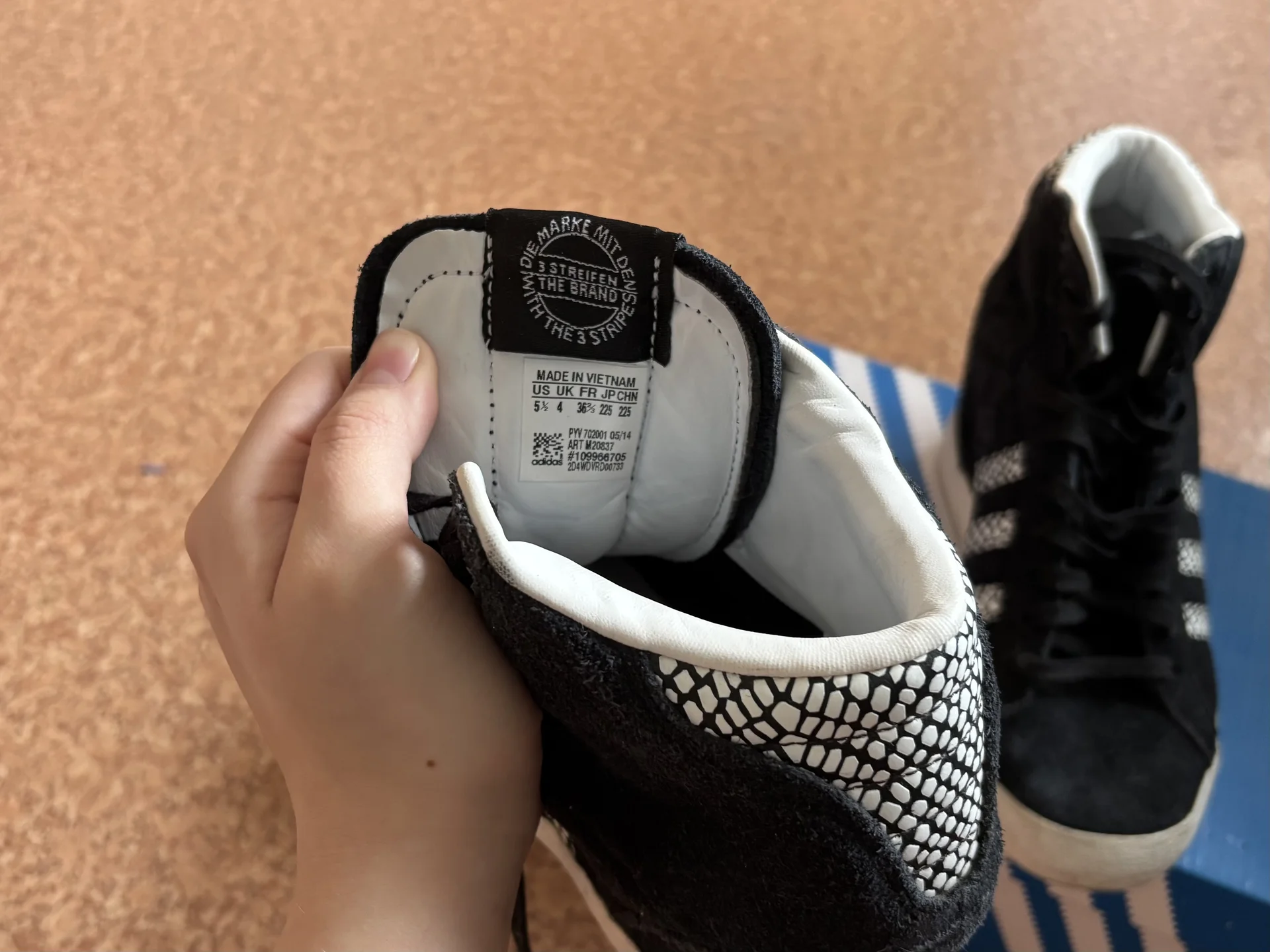 Кроссовки сникерсы на танкетке adidas - миниатюра 2