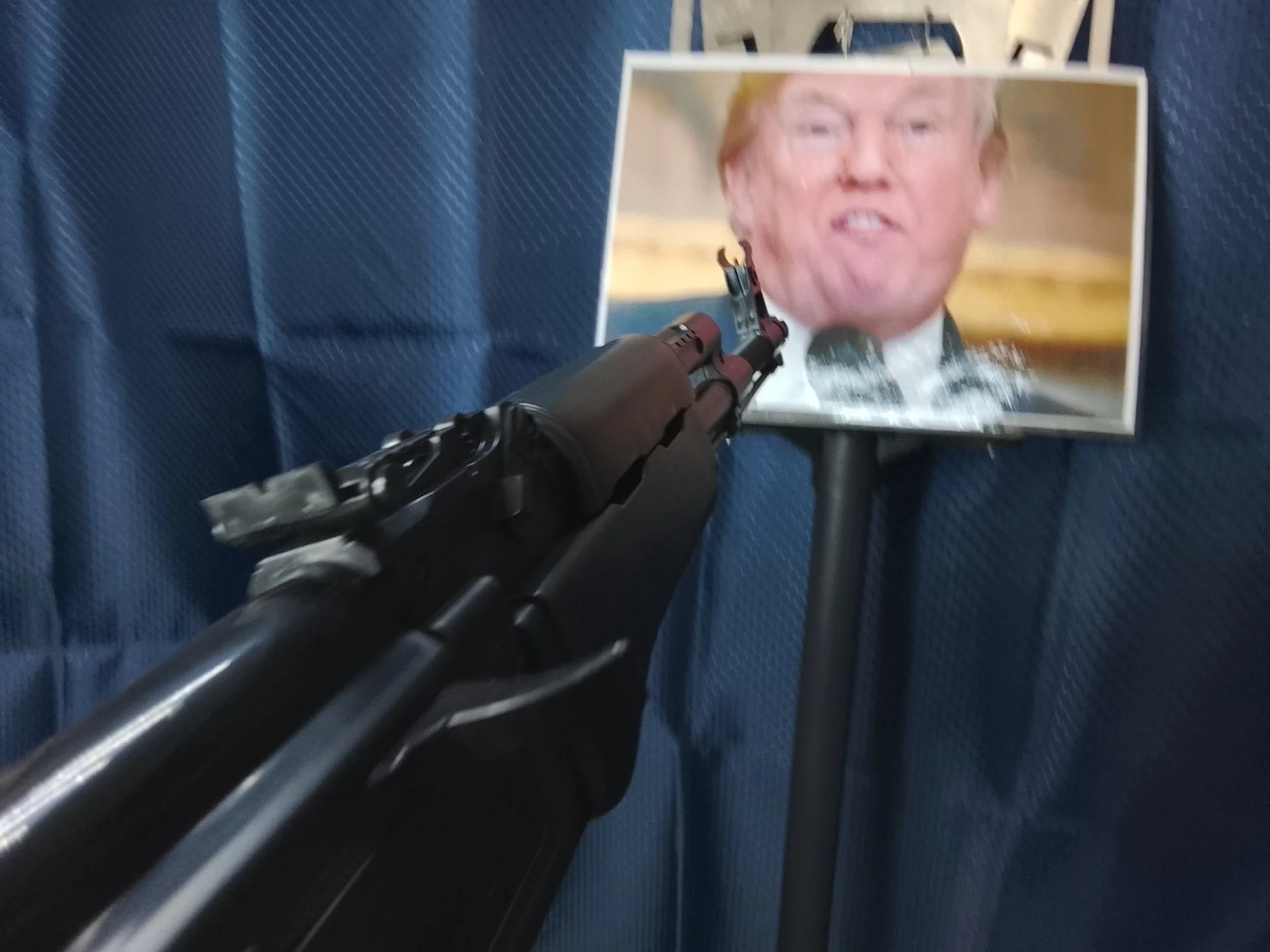 Dump Trump с черным автоматом российского спецназа ак74м на шариках - миниатюра 11