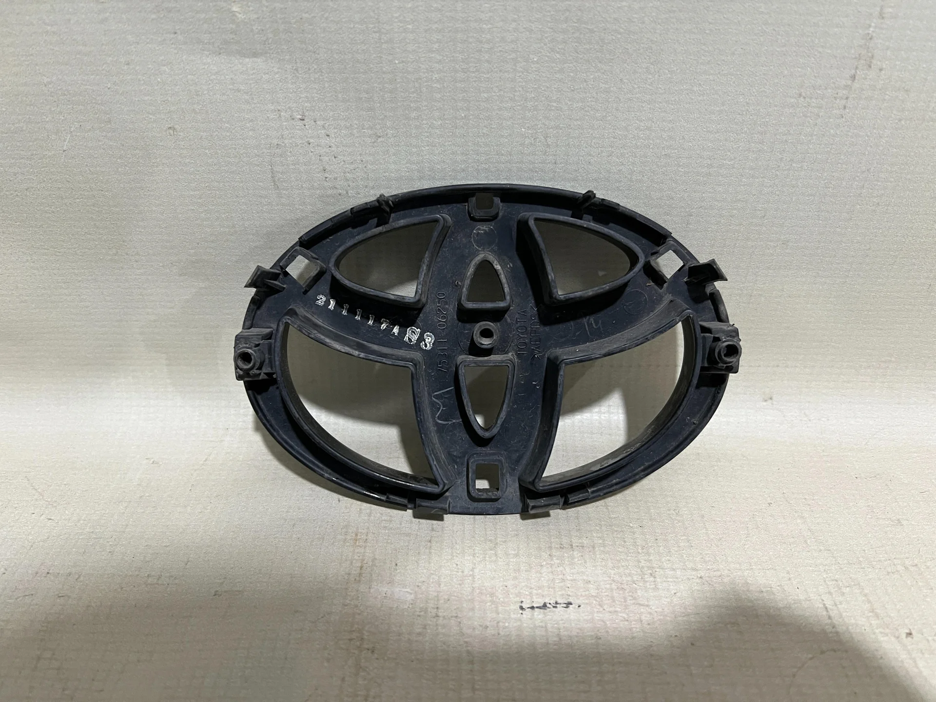 Toyota	Camry V55 15- Площадка под эмблему - миниатюра 2