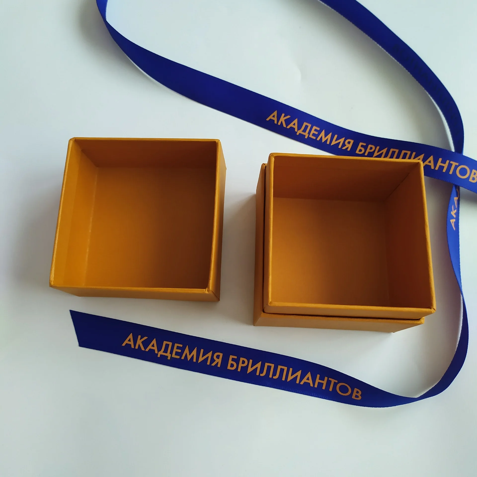 Коробочка Академия Бриллиантов с лентой
Новая - миниатюра 3