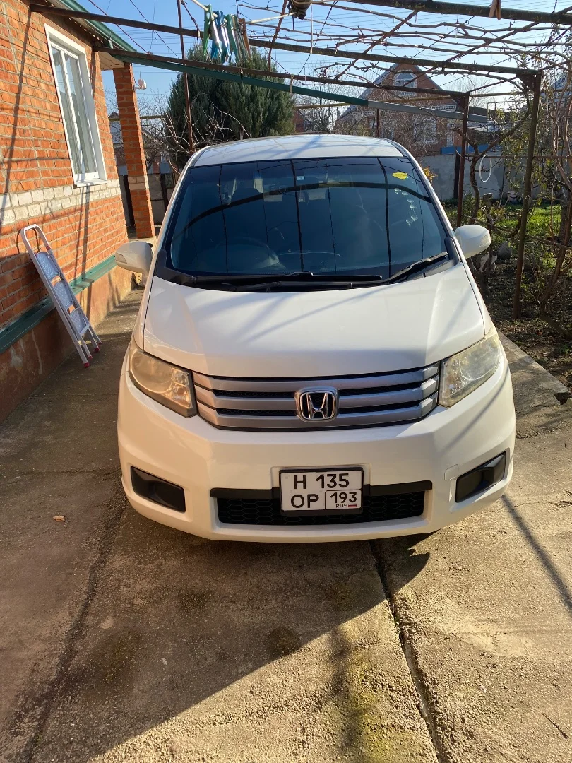 Honda Freed Spike - изображение 1