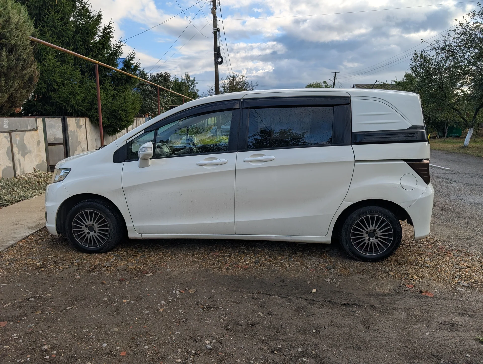 Honda Freed Spike - миниатюра 3
