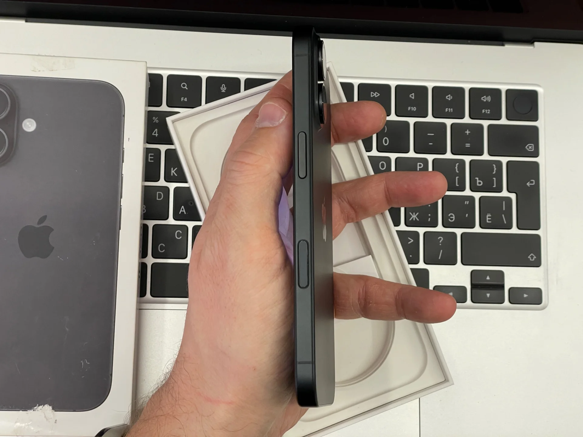 iPhone 16 256gb Black (б/у) - миниатюра 4