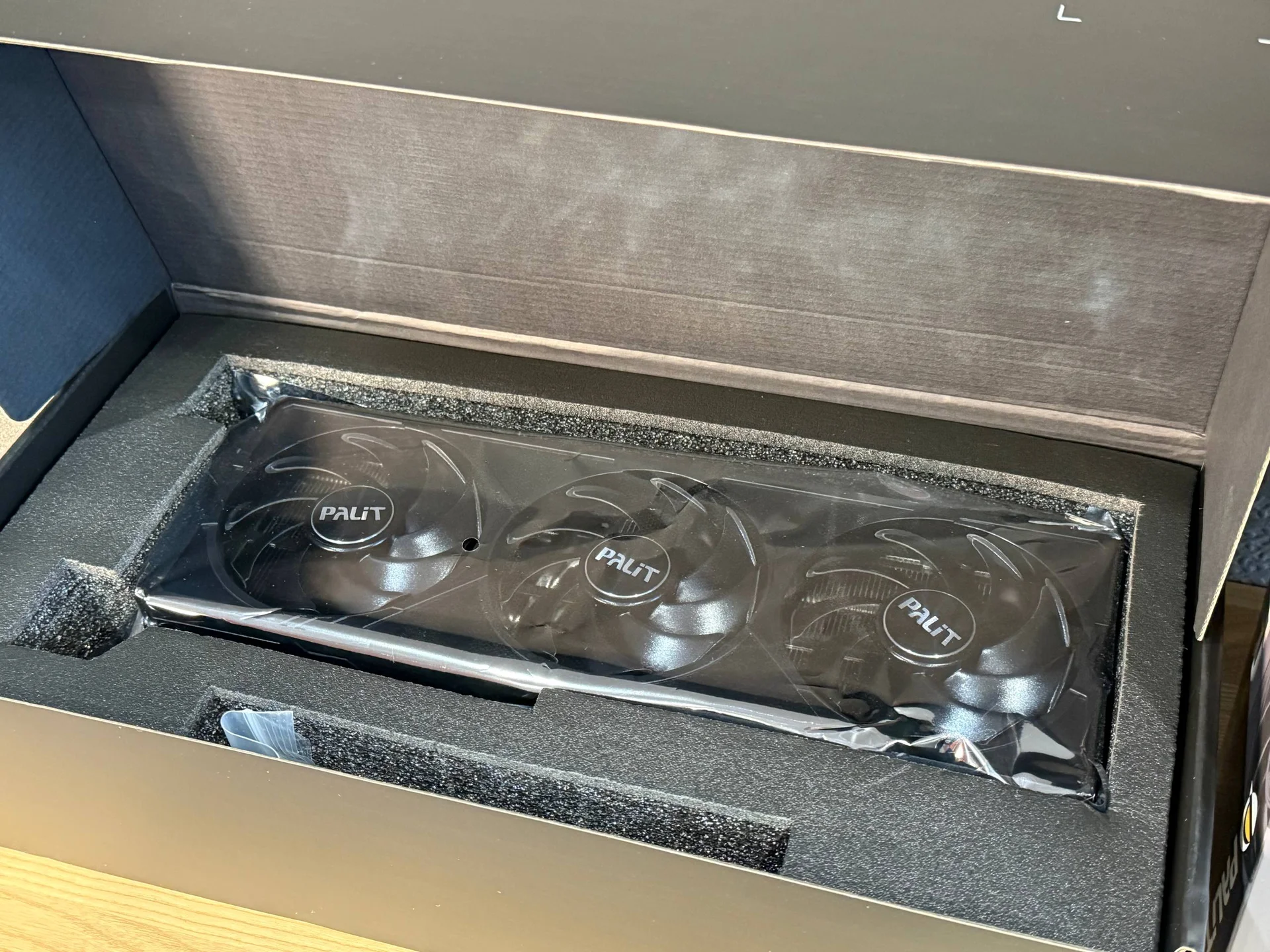 Видеокарта RTX 4070 super 12GB palit jetstream OC - миниатюра 3
