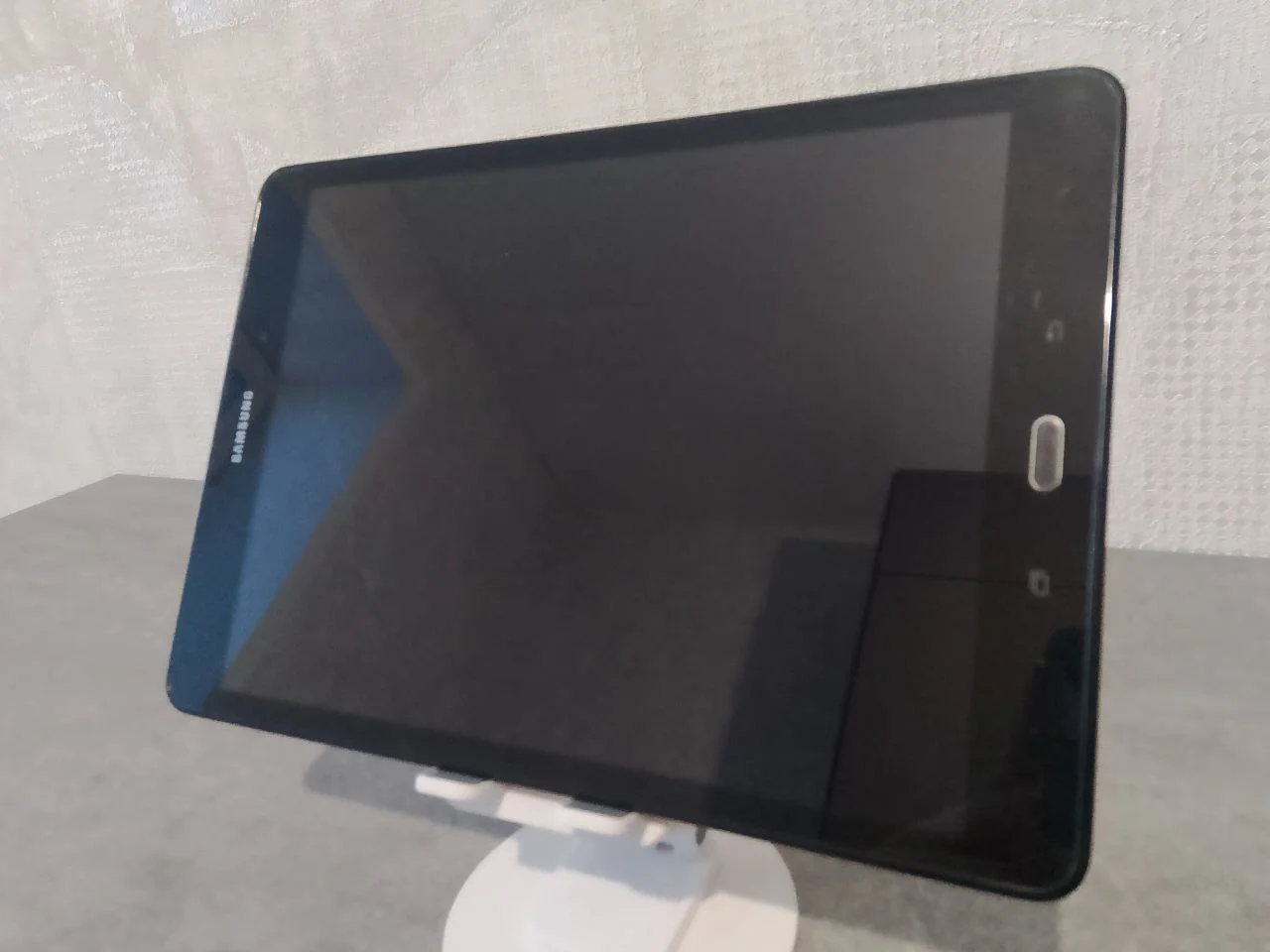 Планшет Samsung Galaxy Tab A 9.7 (SM-T555) - миниатюра 2