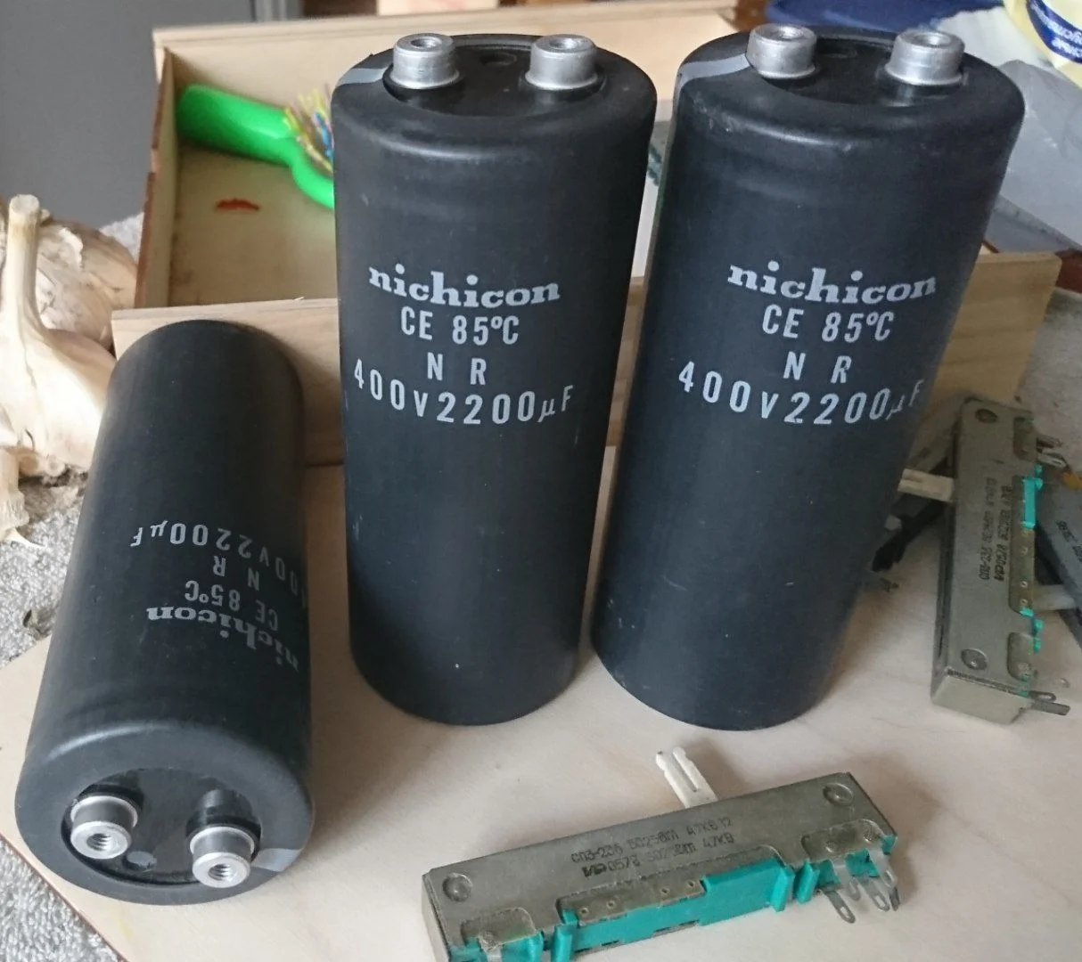 Электролиты (конденсаторы) импорт на 400-500 вольт - миниатюра 2