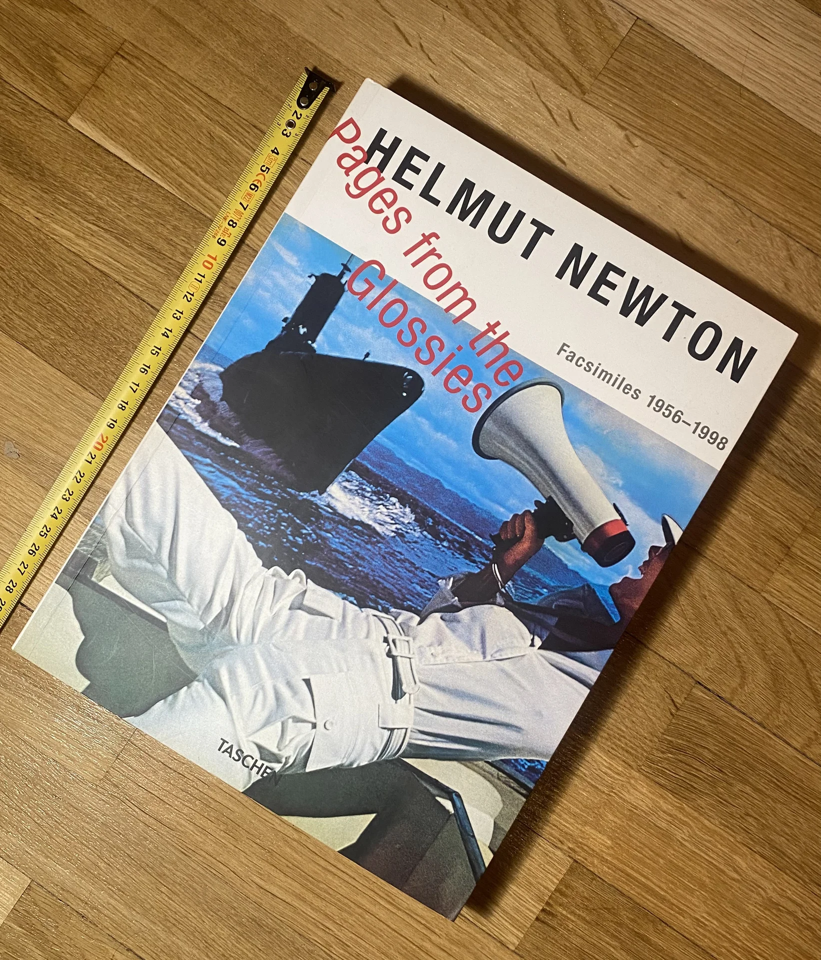 Книга Helmut Newton «Pages from the Glossies» - изображение 1