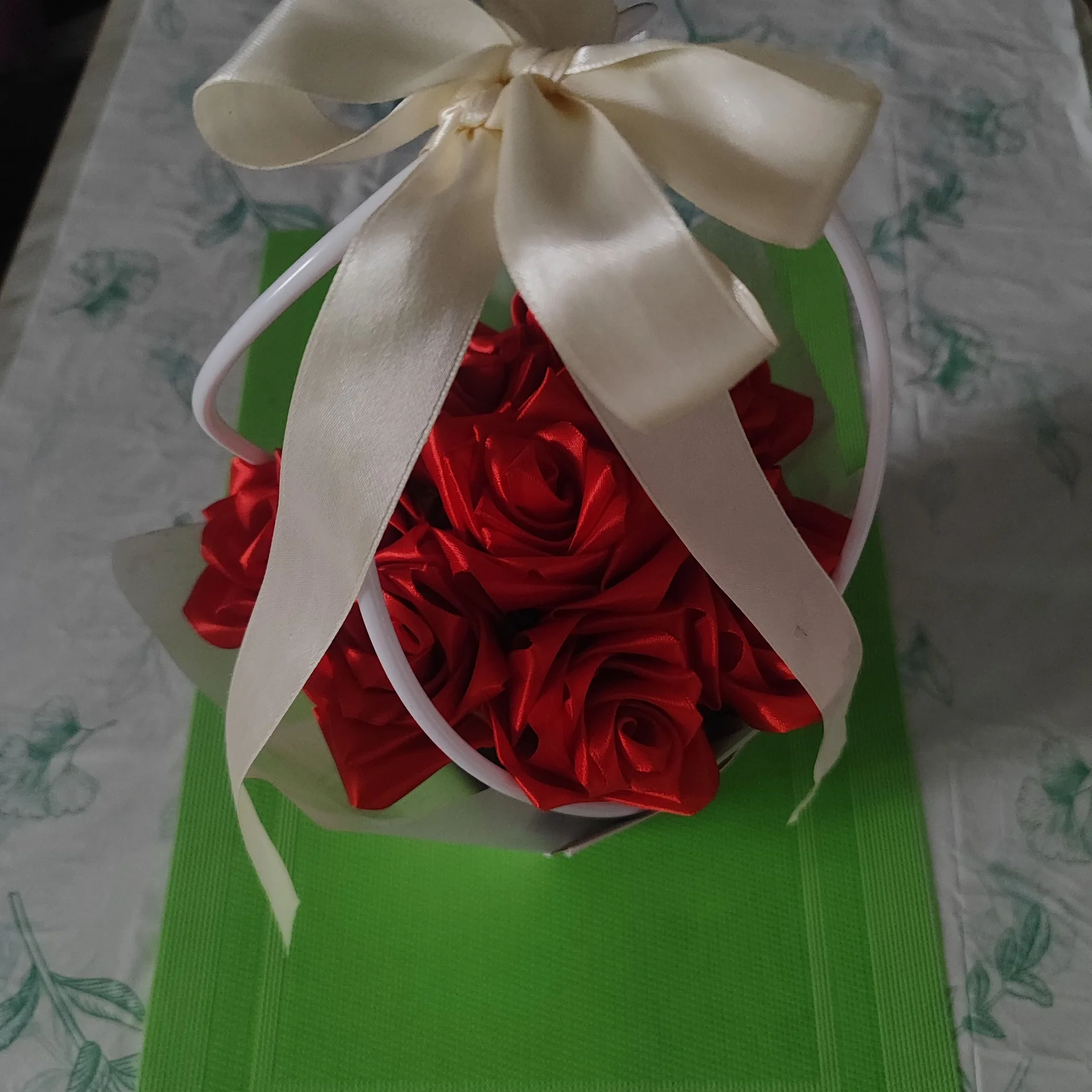 Корзина с розами из атласных лент - миниатюра 4