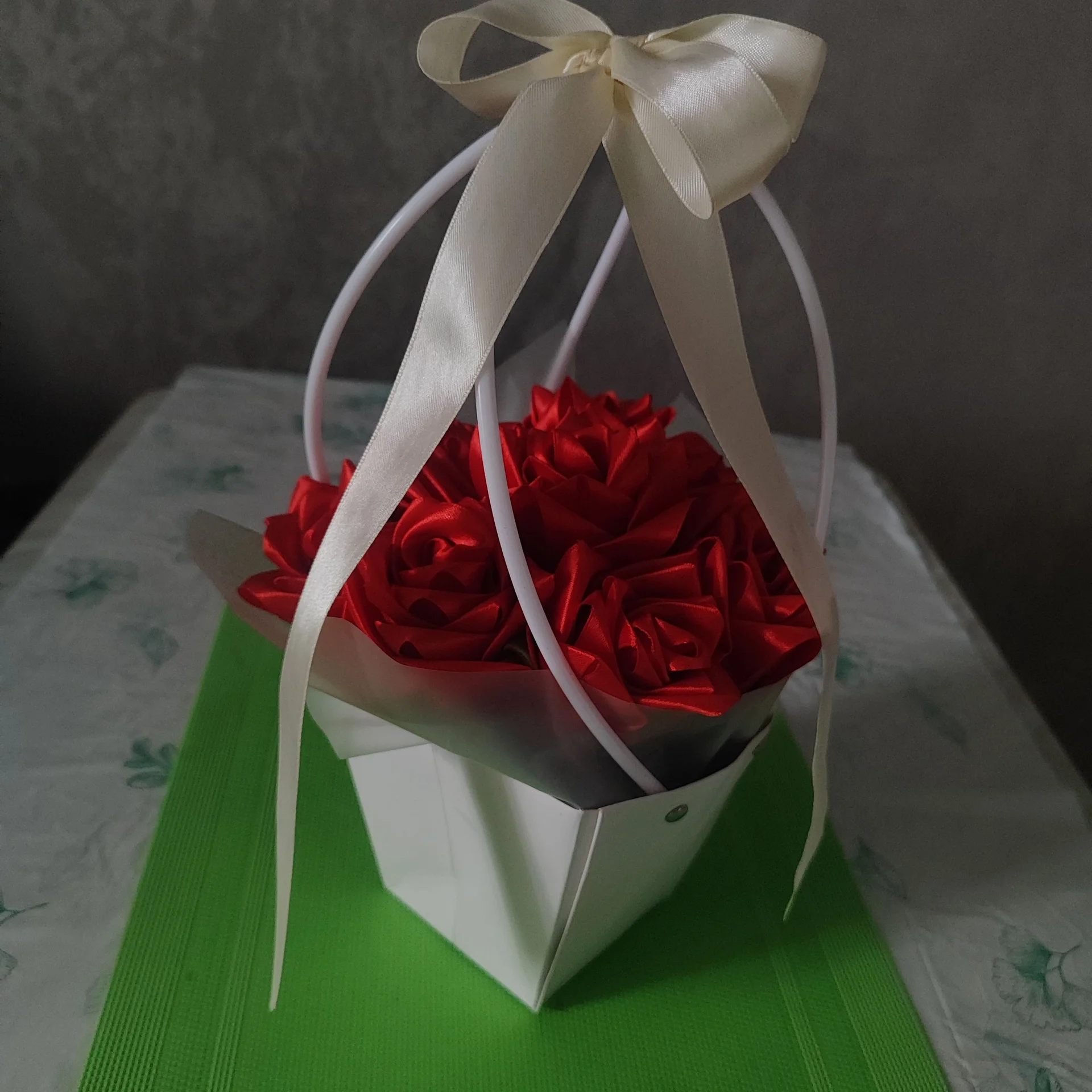 Корзина с розами из атласных лент - миниатюра 5