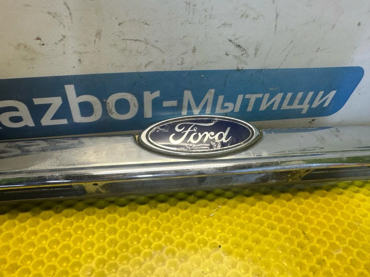 Накладка крышки багажника Ford Focus (1998 - 2001) - миниатюра 3
