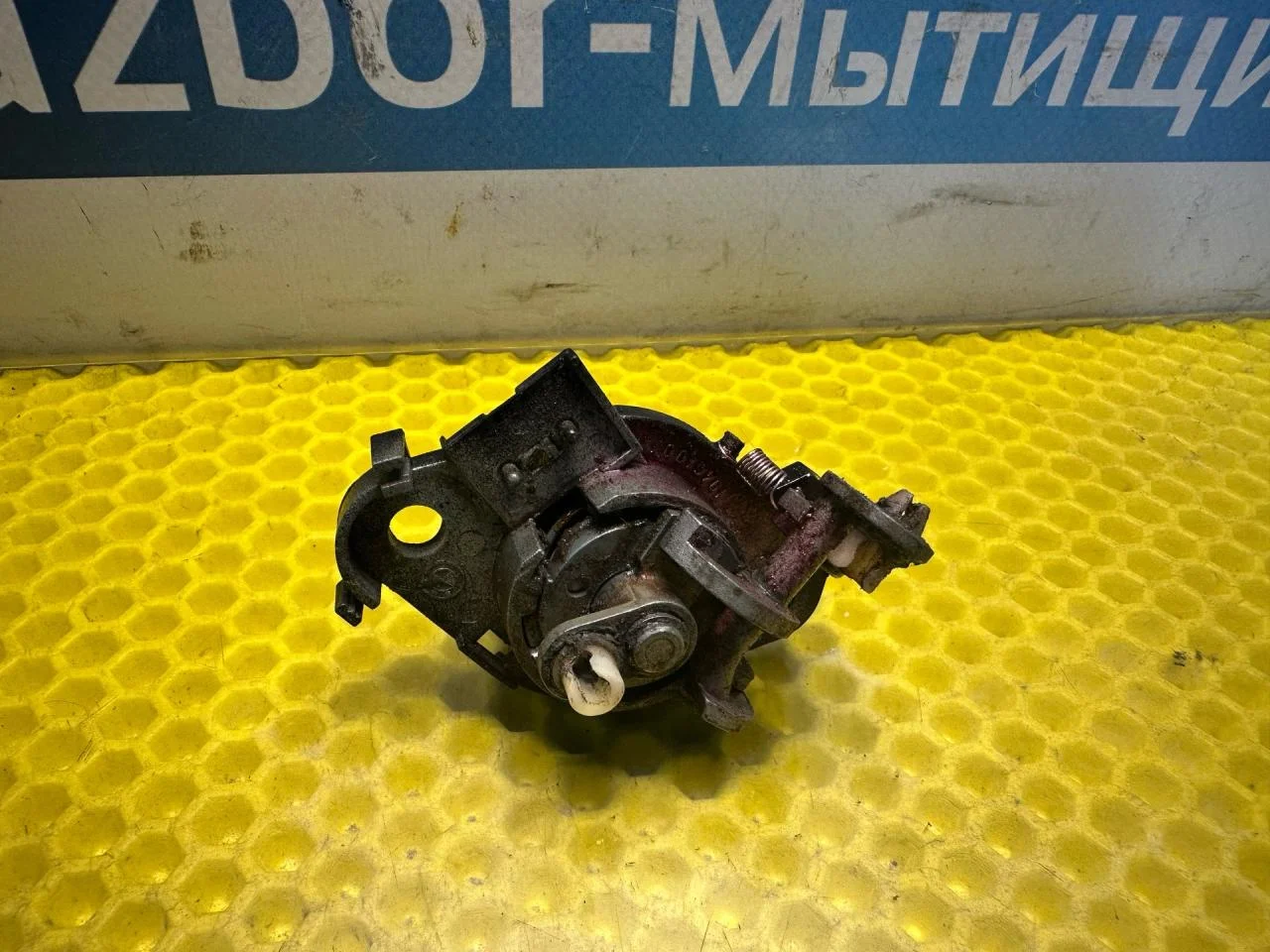 Личинка замка крышки багажника BMW 5 E34 1990 - миниатюра 4