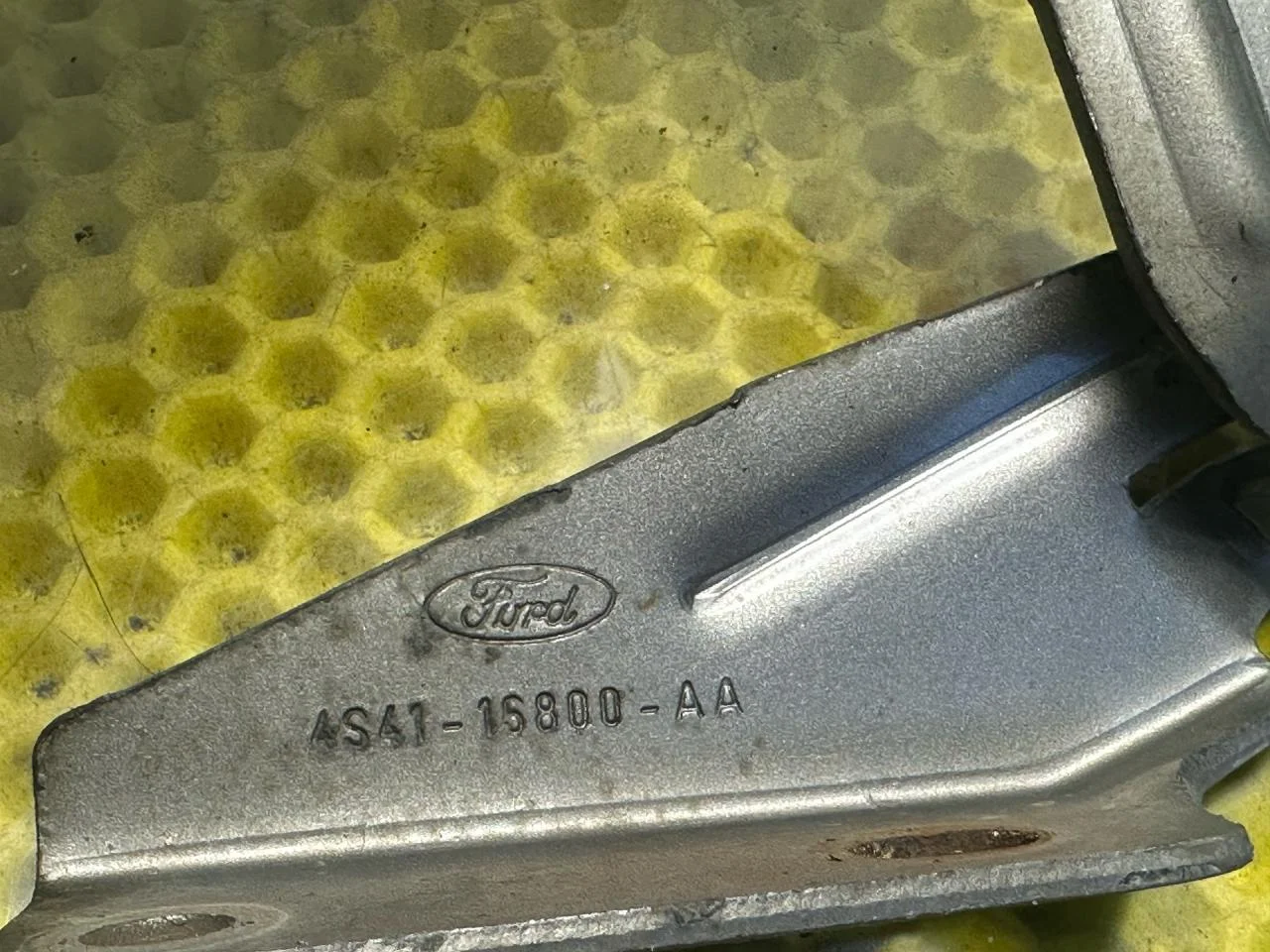 Петля капота Ford Focus рест. (2001 - 2005) - миниатюра 4