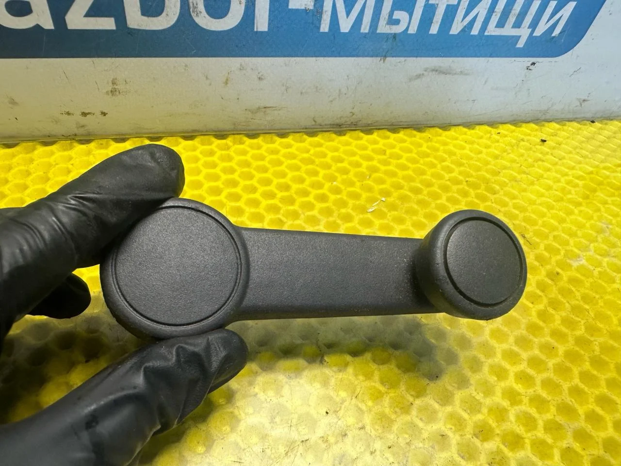 Ручка стеклоподъемника Ford Focus (1998 - 2001) - миниатюра 2
