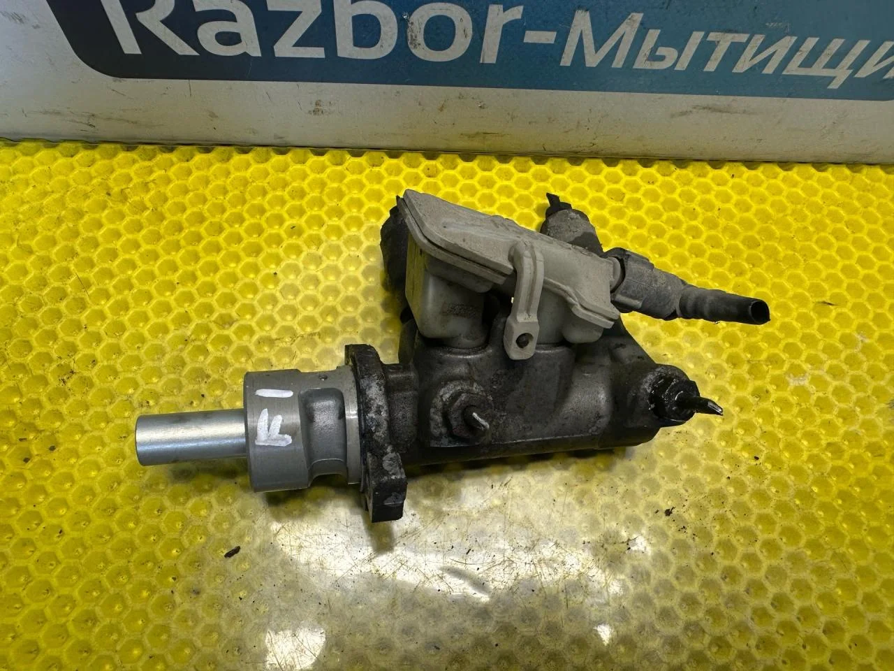 Главный тормозной цилиндр Ford Focus (1998 - 2001) - миниатюра 2