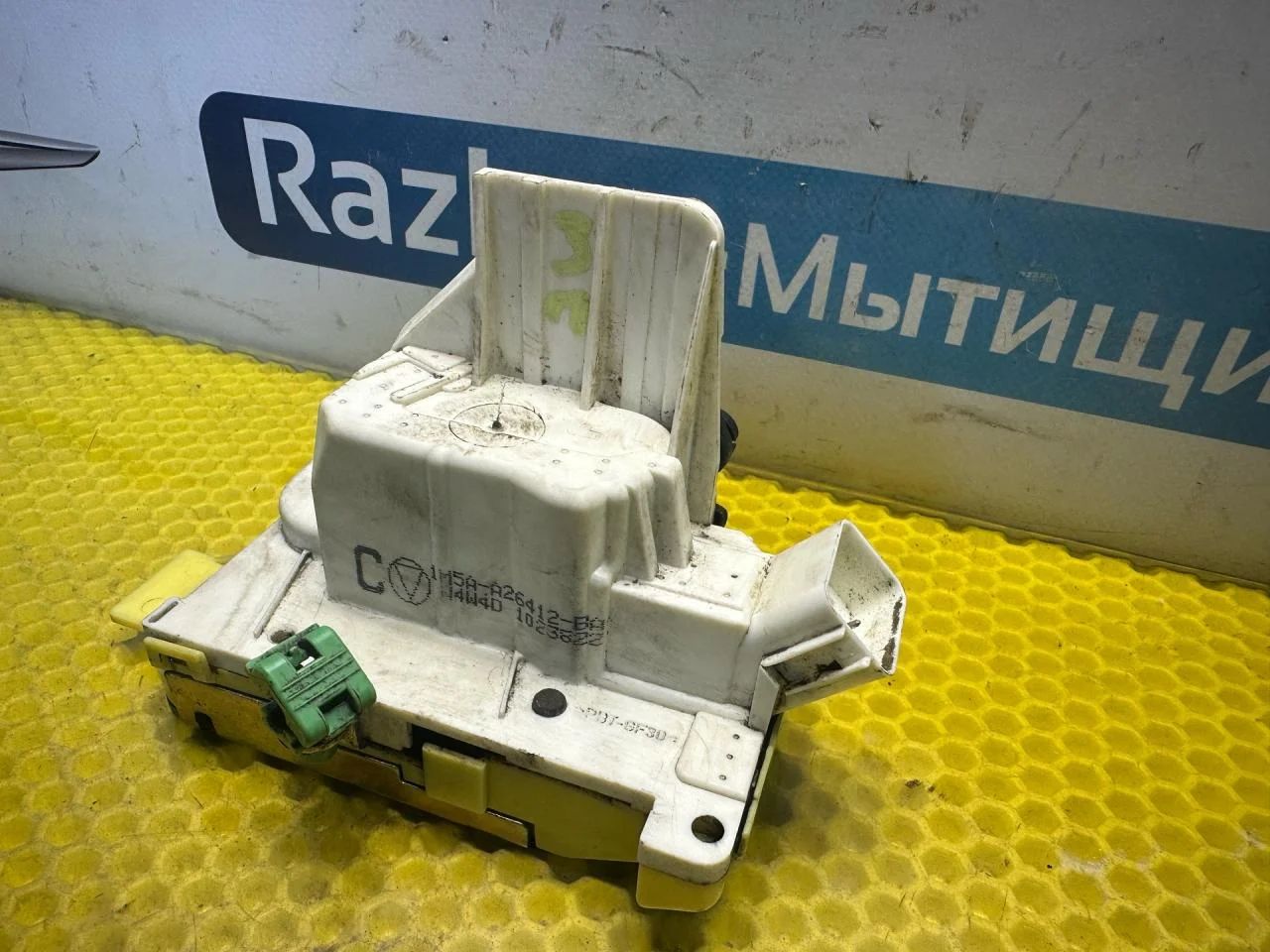 Замок двери задней правой Ford Focus рест. 2004 - миниатюра 4