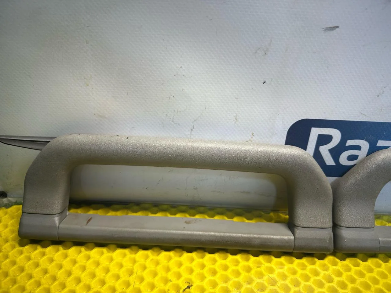 Ручка потолочная BMW 5 E34 1990 - миниатюра 5