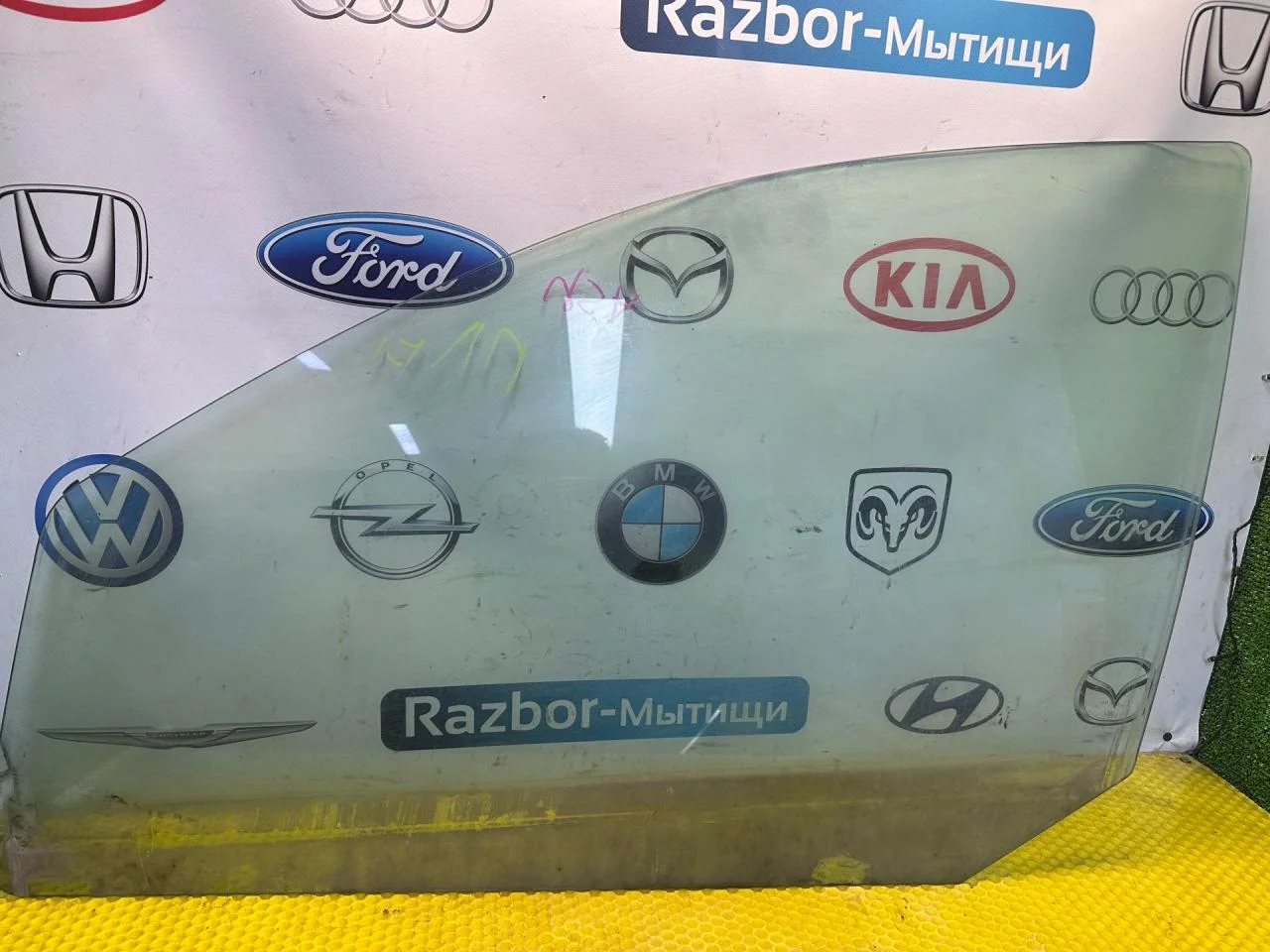 Стекло двери передней левой Ford Focus 2001 - изображение 1