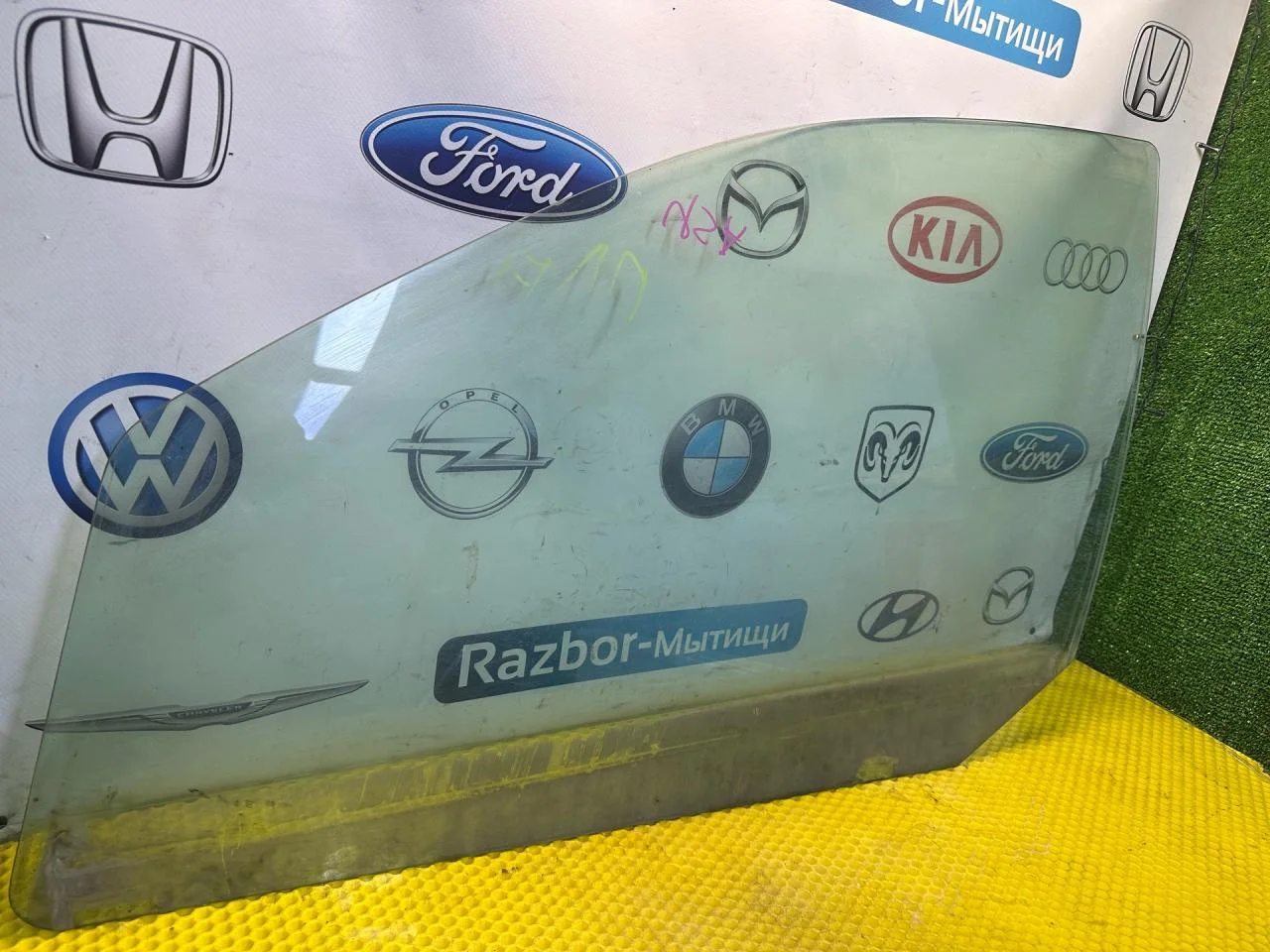 Стекло двери передней левой Ford Focus 2001 - миниатюра 4