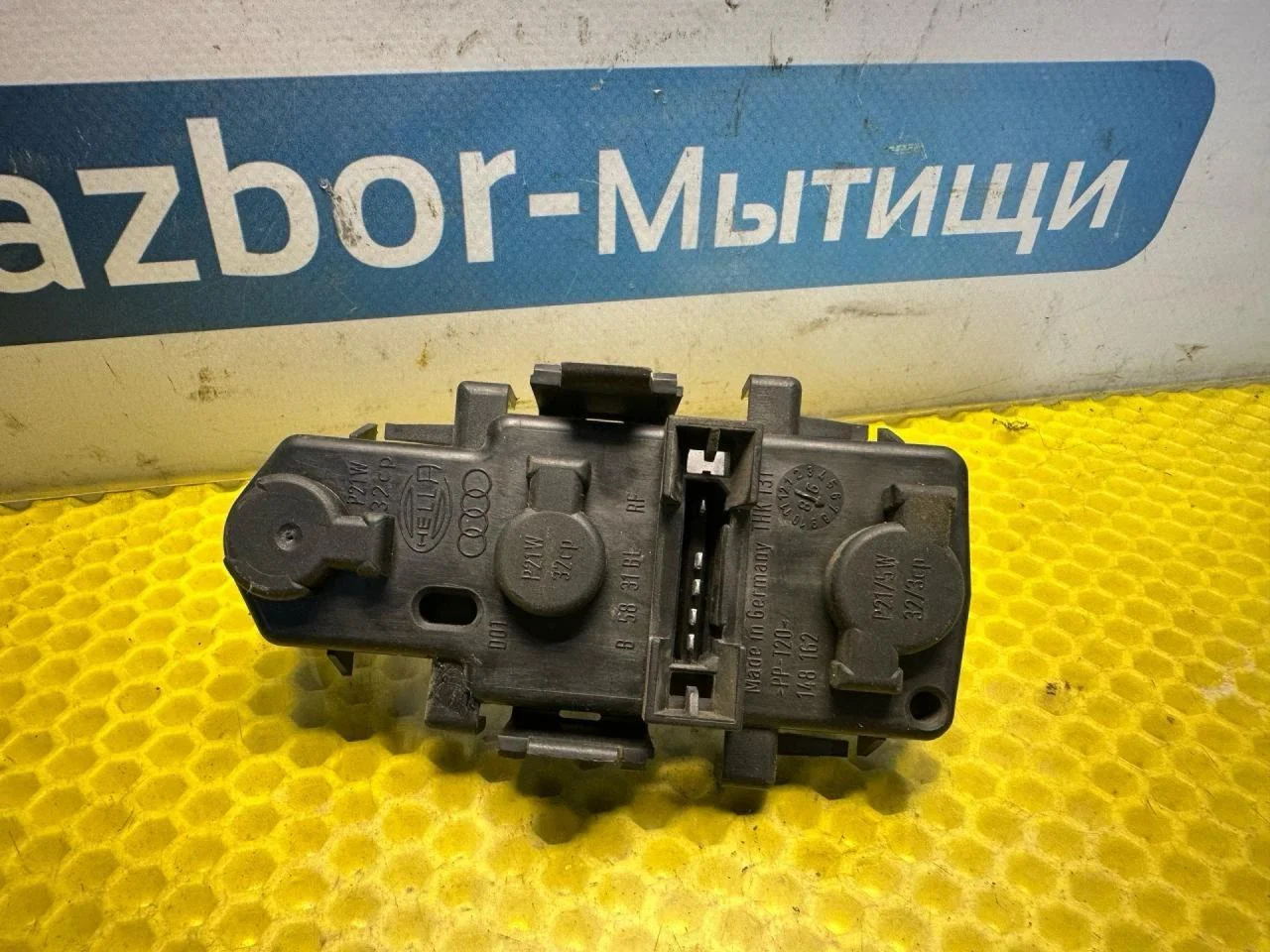 Панель фонаря заднего Audi A6 C5 1999 4B5945221 - изображение 1