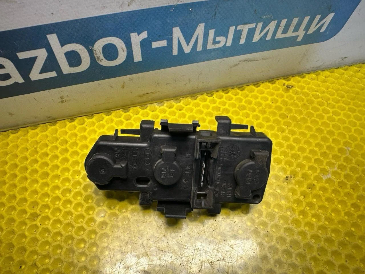 Панель фонаря заднего Audi A6 C5 1999 4B5945221 - миниатюра 2