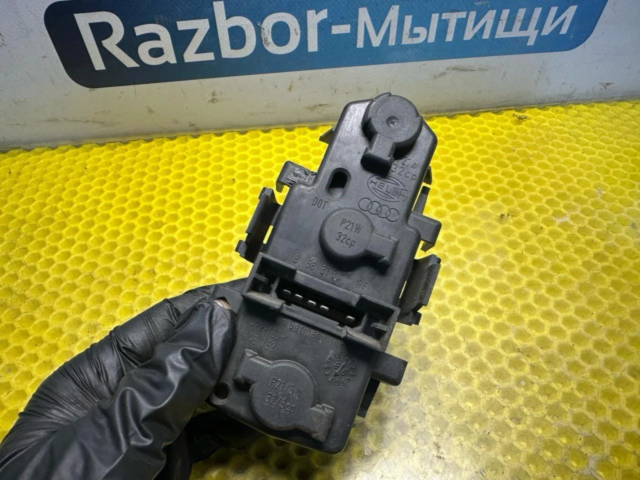 Панель фонаря заднего Audi A6 C5 1999 4B5945221 - миниатюра 4