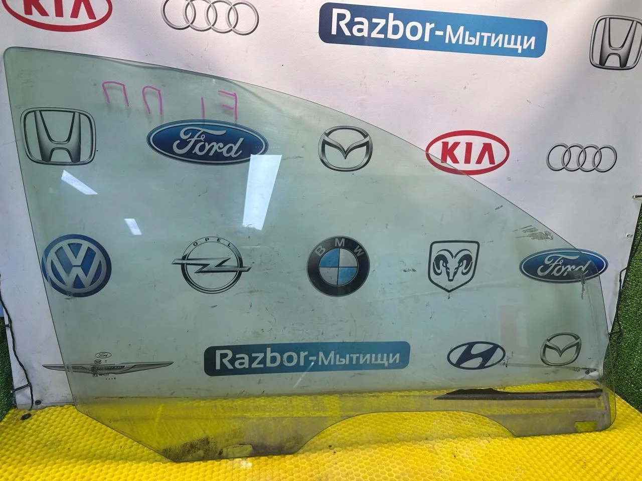 Стекло двери передней правой Ford Focus - изображение 1